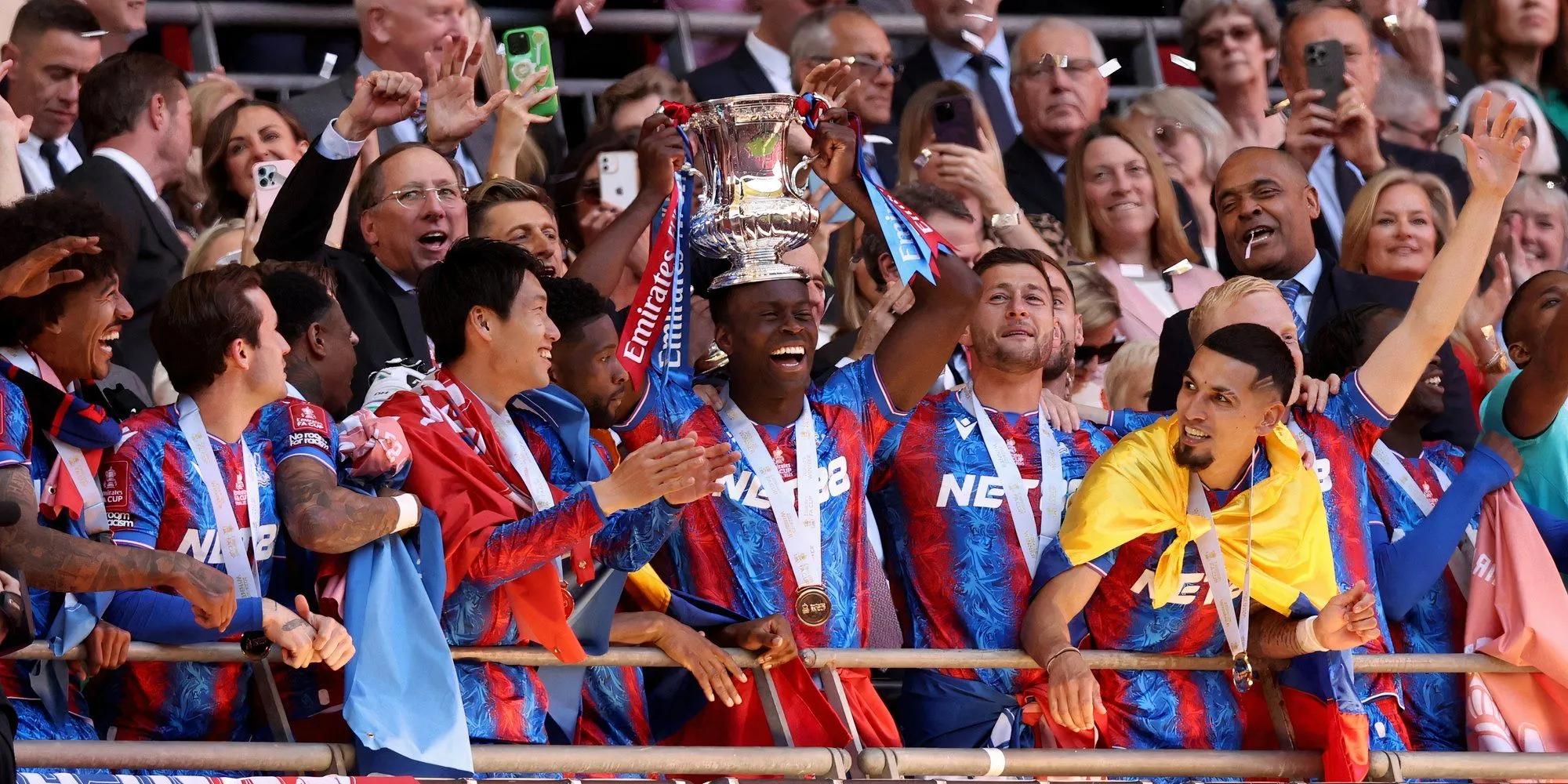 Trung vệ Marc Guehi của Crystal Palace ăn mừng chức vô địch FA Cup