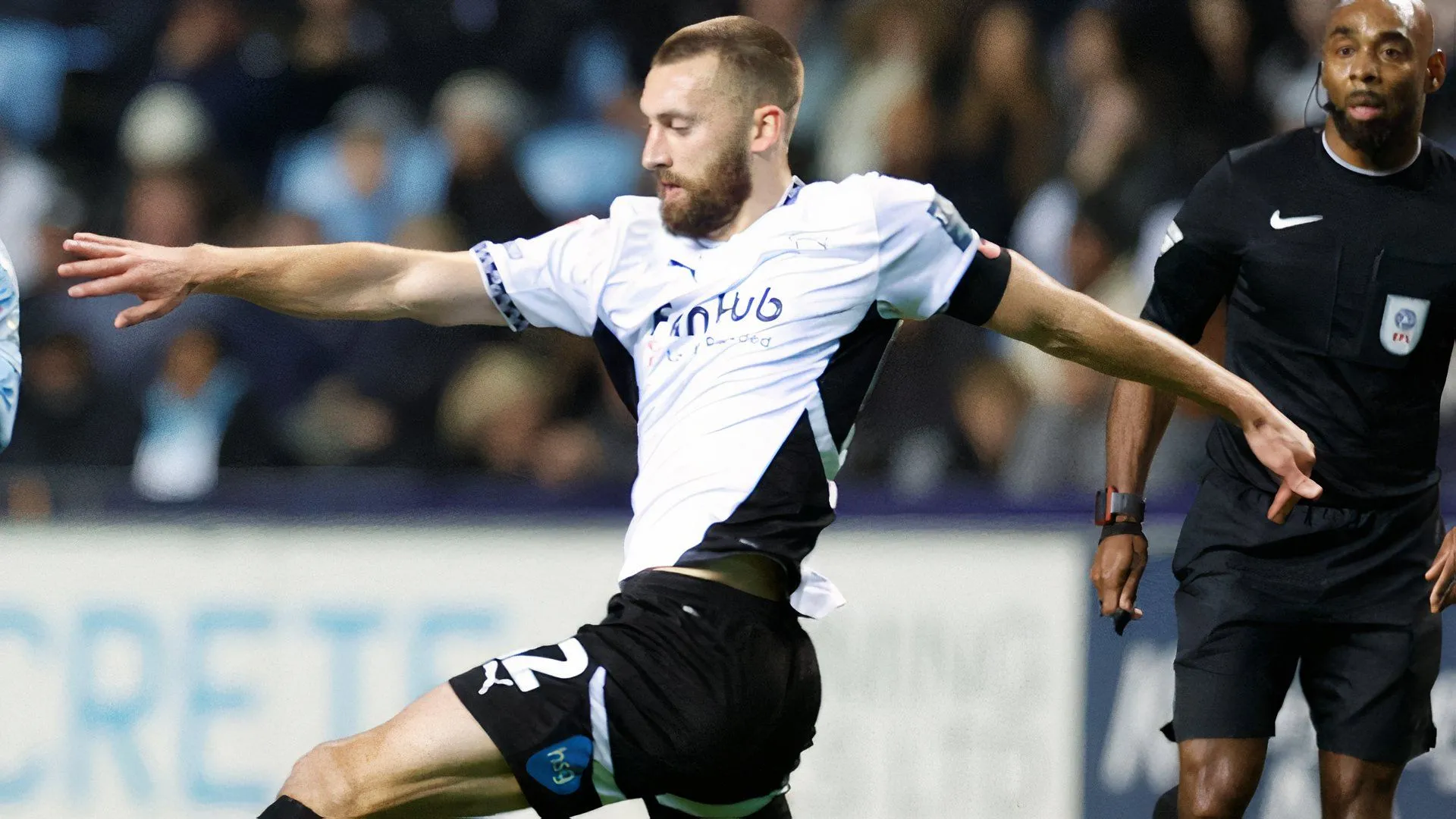 Trung vệ Nat Phillips trong màu áo Derby County tại Championship