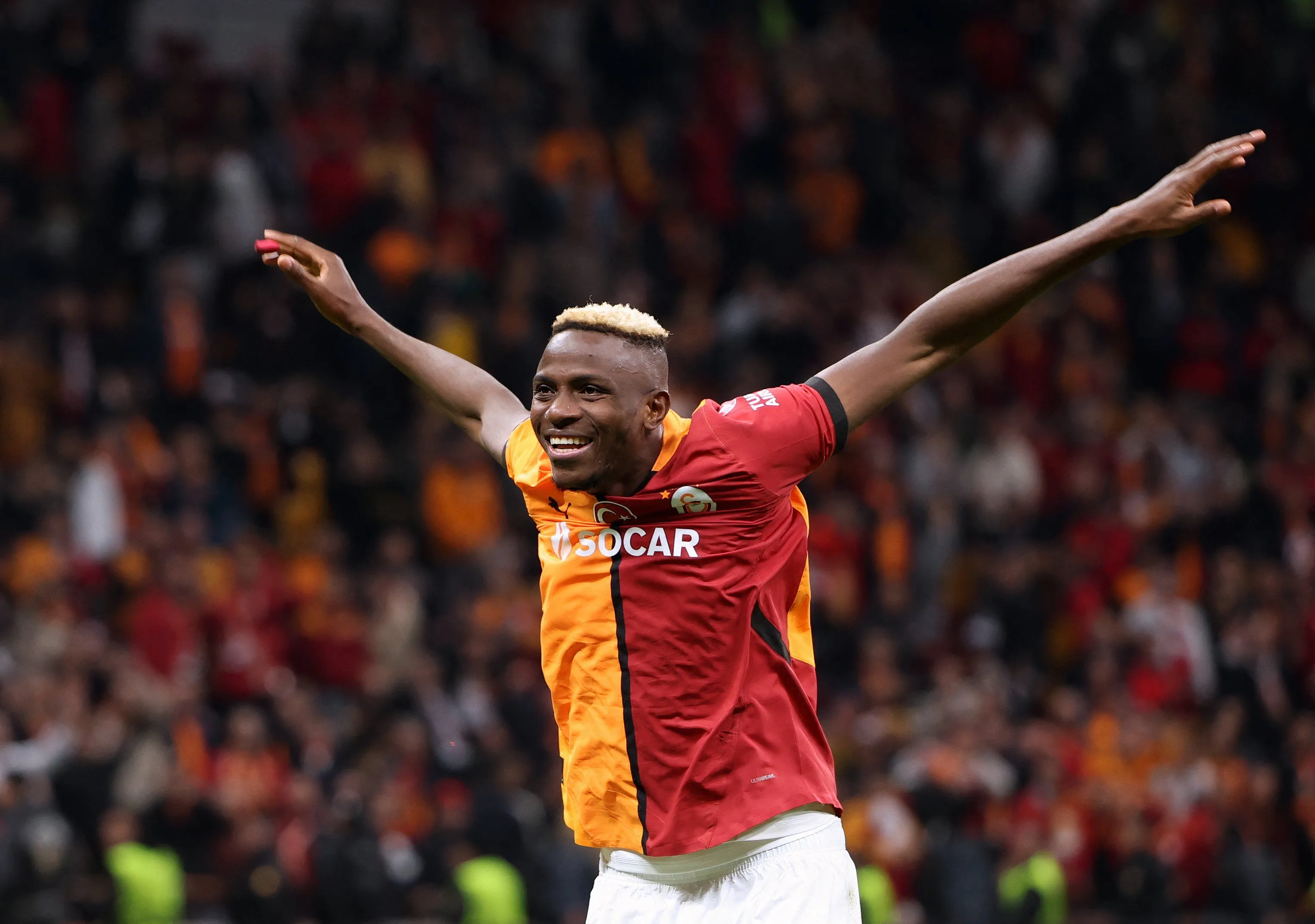 Victor Osimhen trong màu áo Galatasaray thi đấu tại Europa League.