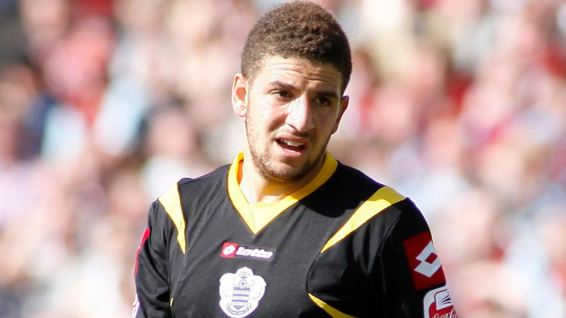 Adel Taarabt trong màu áo Queens Park Rangers, tiền vệ tấn công kỹ thuật và bùng nổ, từng là Cầu thủ xuất sắc nhất Championship.