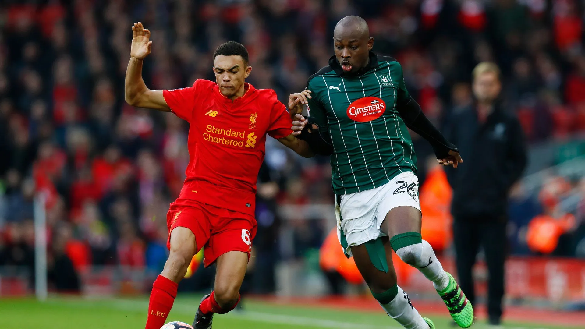 Arnold Garita trong màu áo Plymouth Argyle thi đấu tại Football League