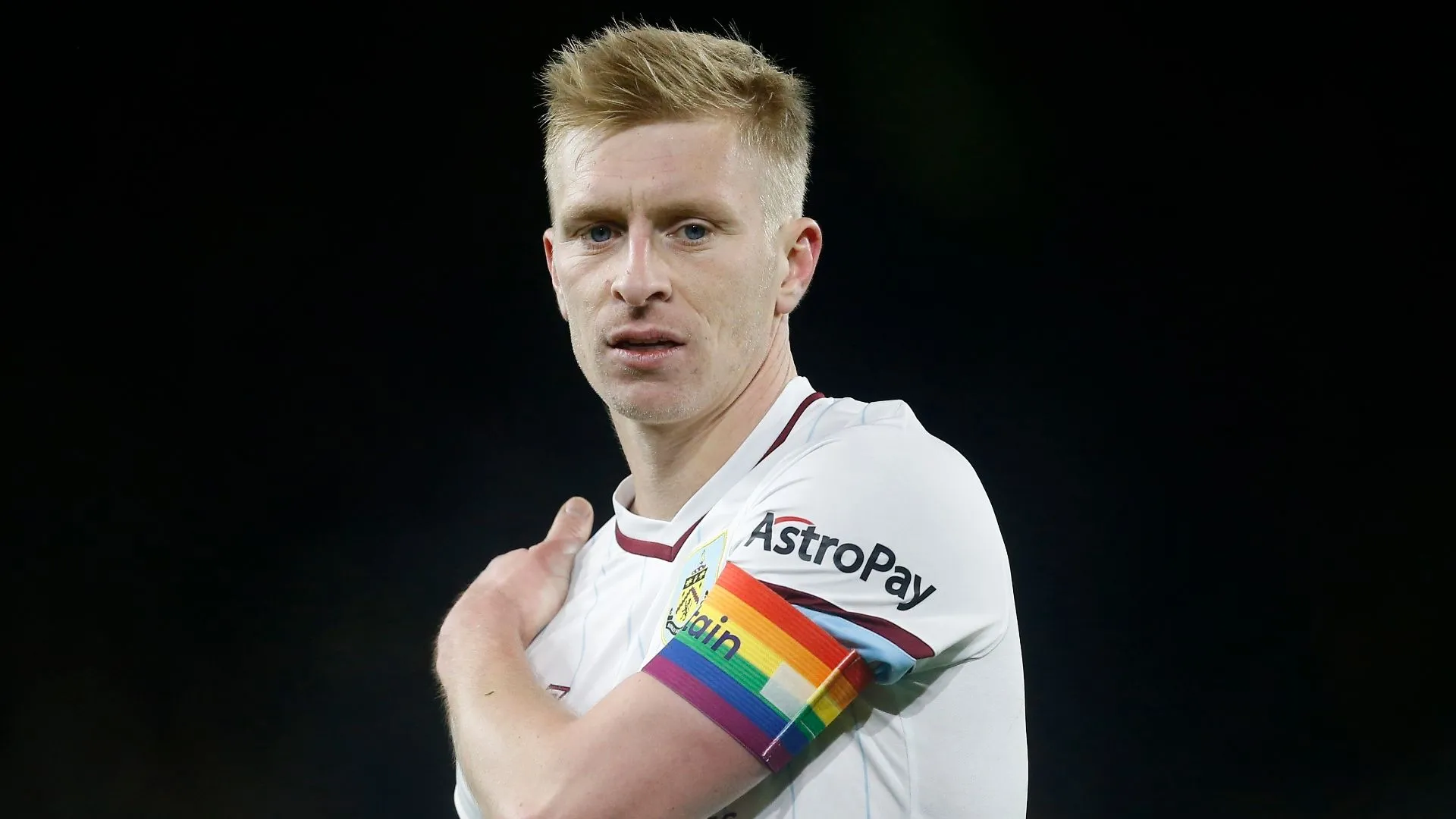 Ben Mee trong màu áo Burnley, trung vệ kinh nghiệm với nhiều lần thăng hạng từ Championship lên Premier League.