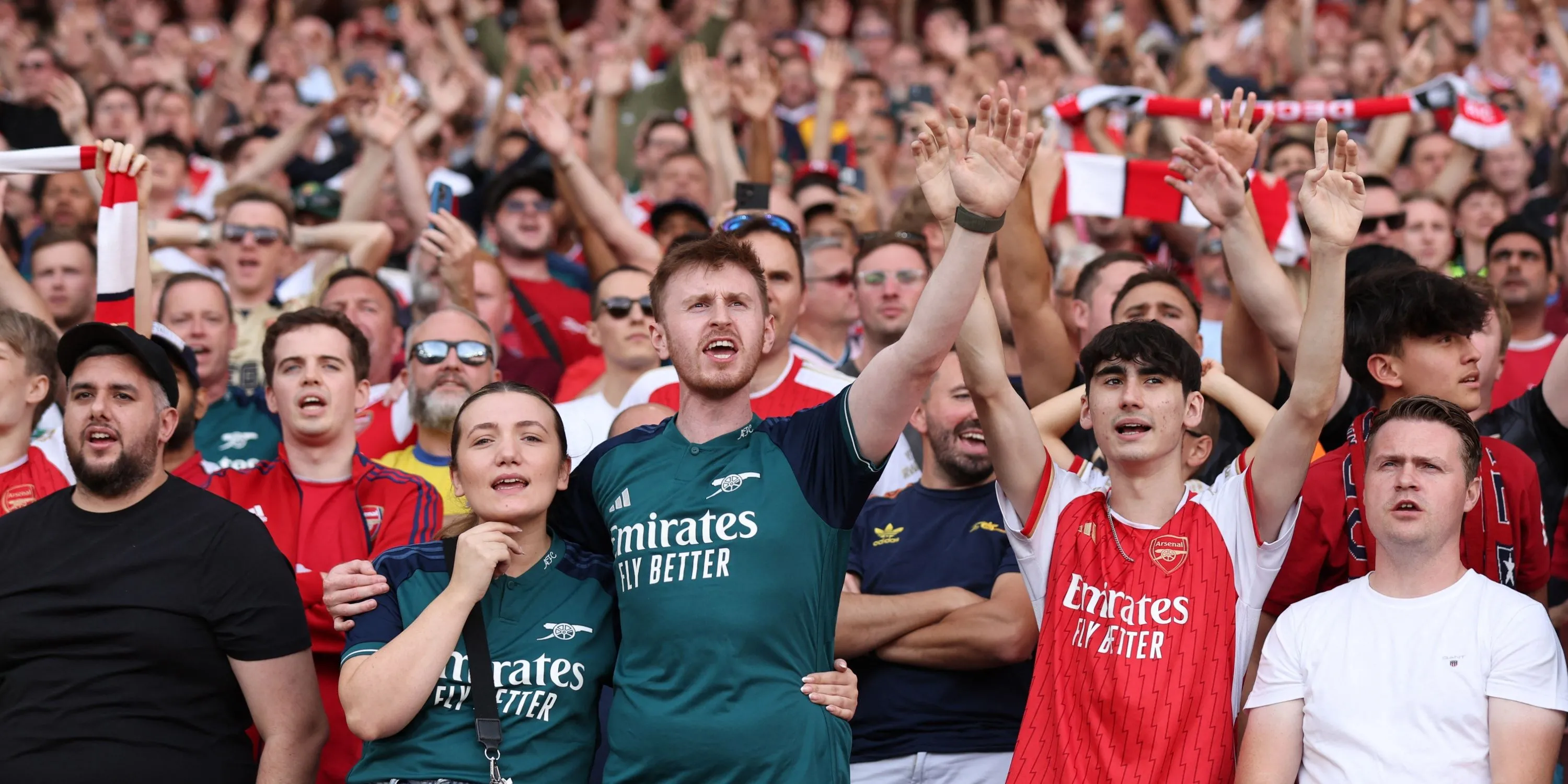Cổ động viên Arsenal hát trên khán đài
