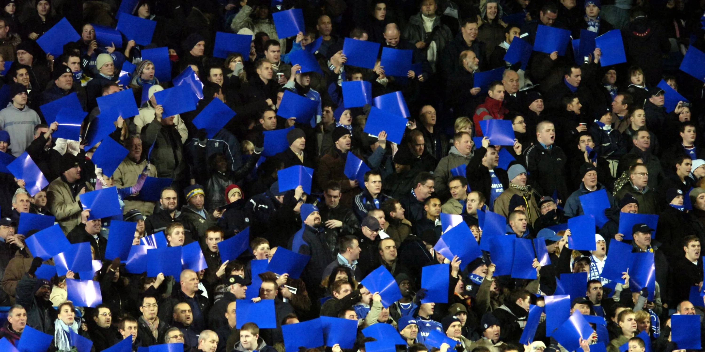 Cổ động viên Chelsea với những tấm áp phích màu xanh
