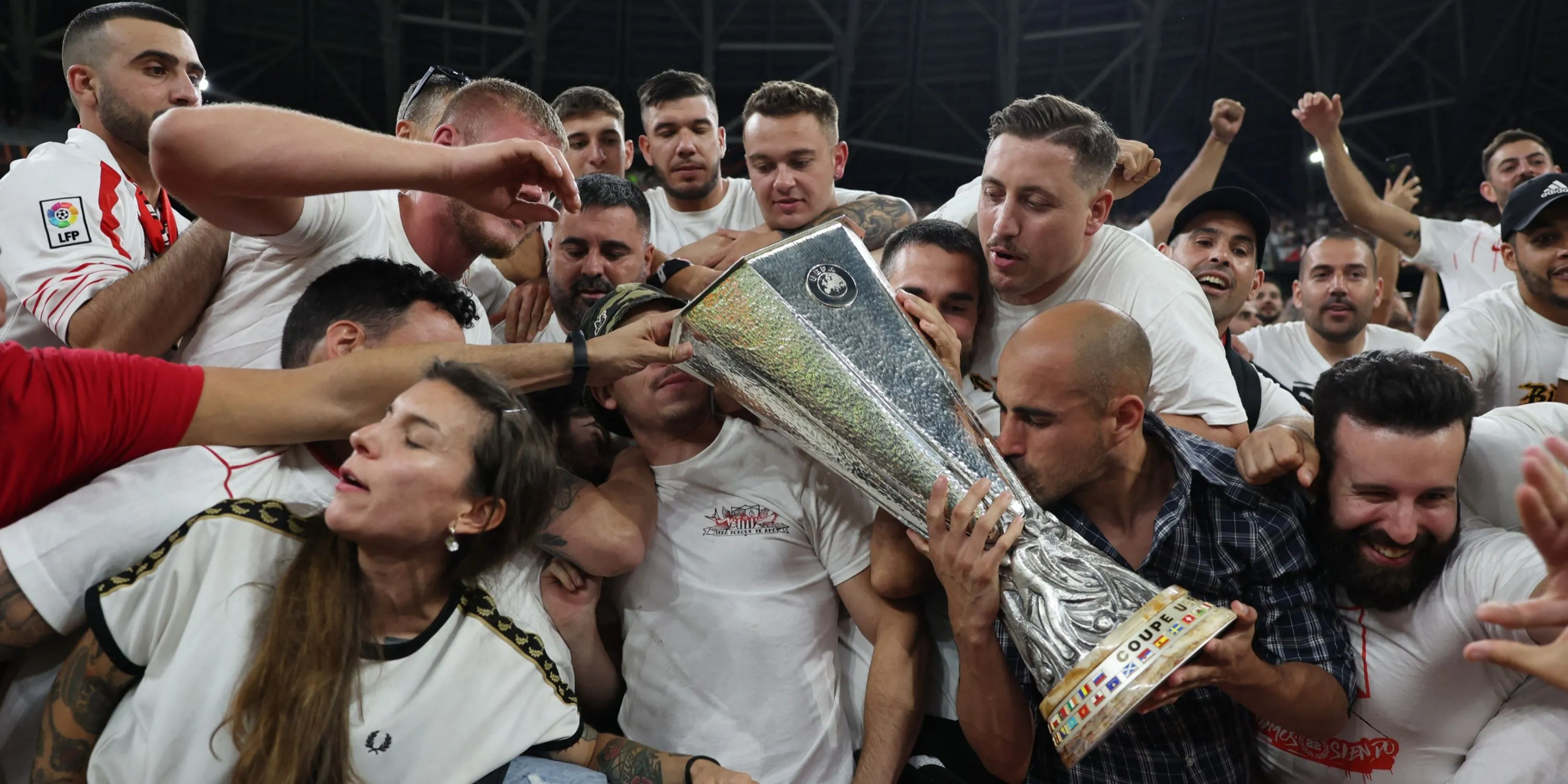 Cổ động viên Sevilla ăn mừng với chiếc cúp sau khi vô địch Europa League