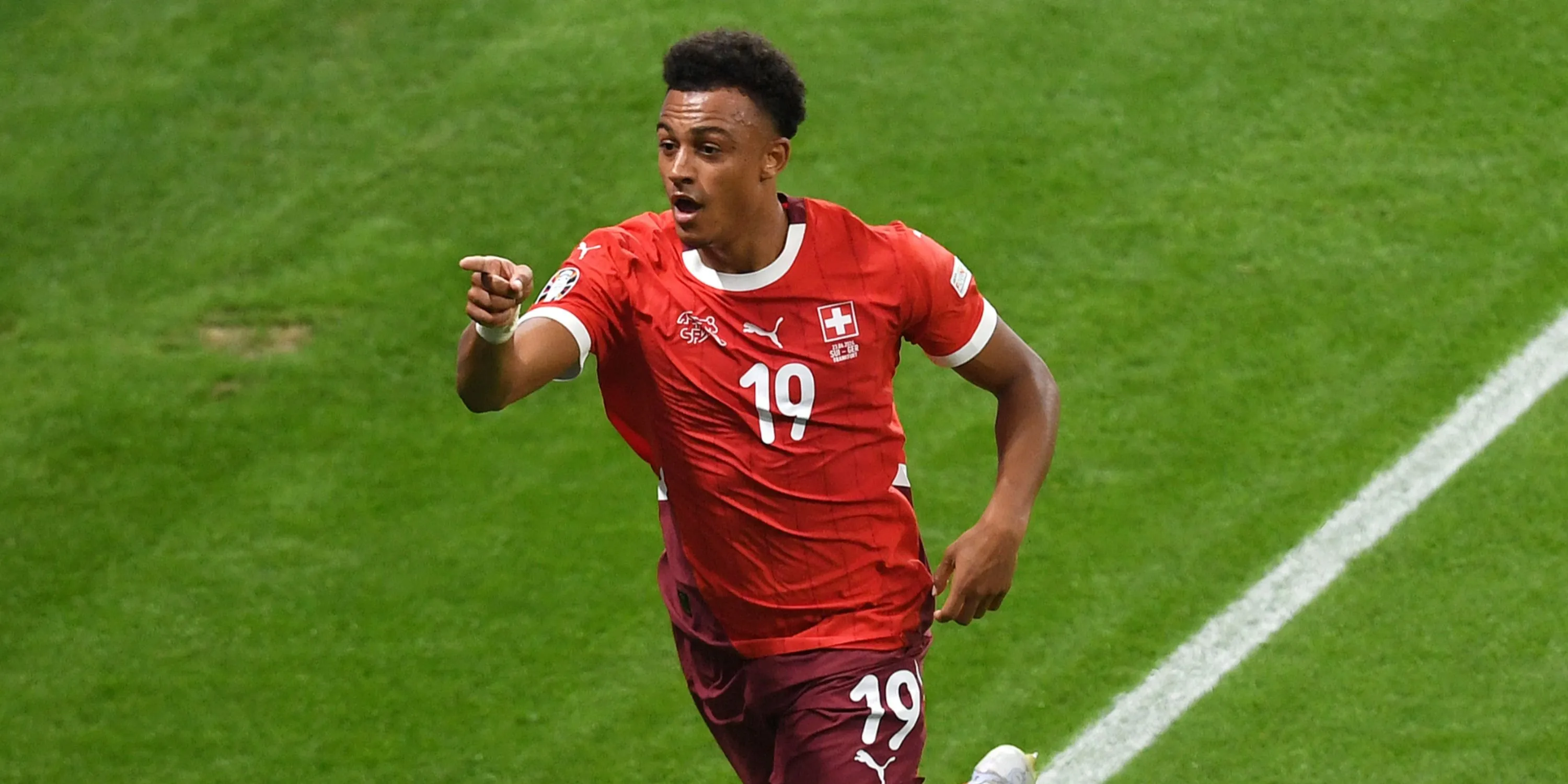 Dan Ndoye trong màu áo câu lạc bộ Bologna, mục tiêu chuyển nhượng của Manchester United và Nottingham Forest