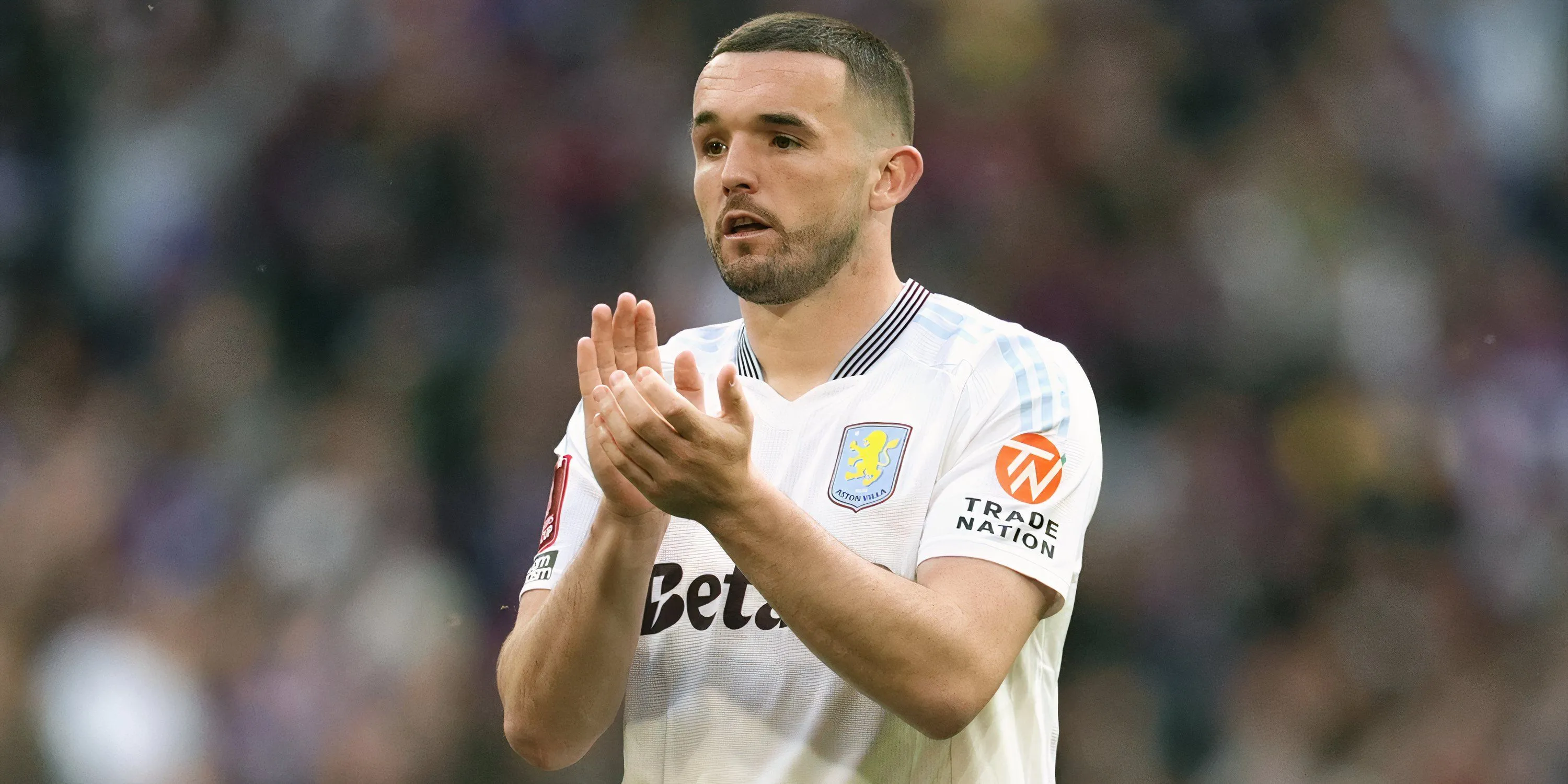 Đội trưởng John McGinn của Aston Villa vỗ tay tri ân người hâm mộ