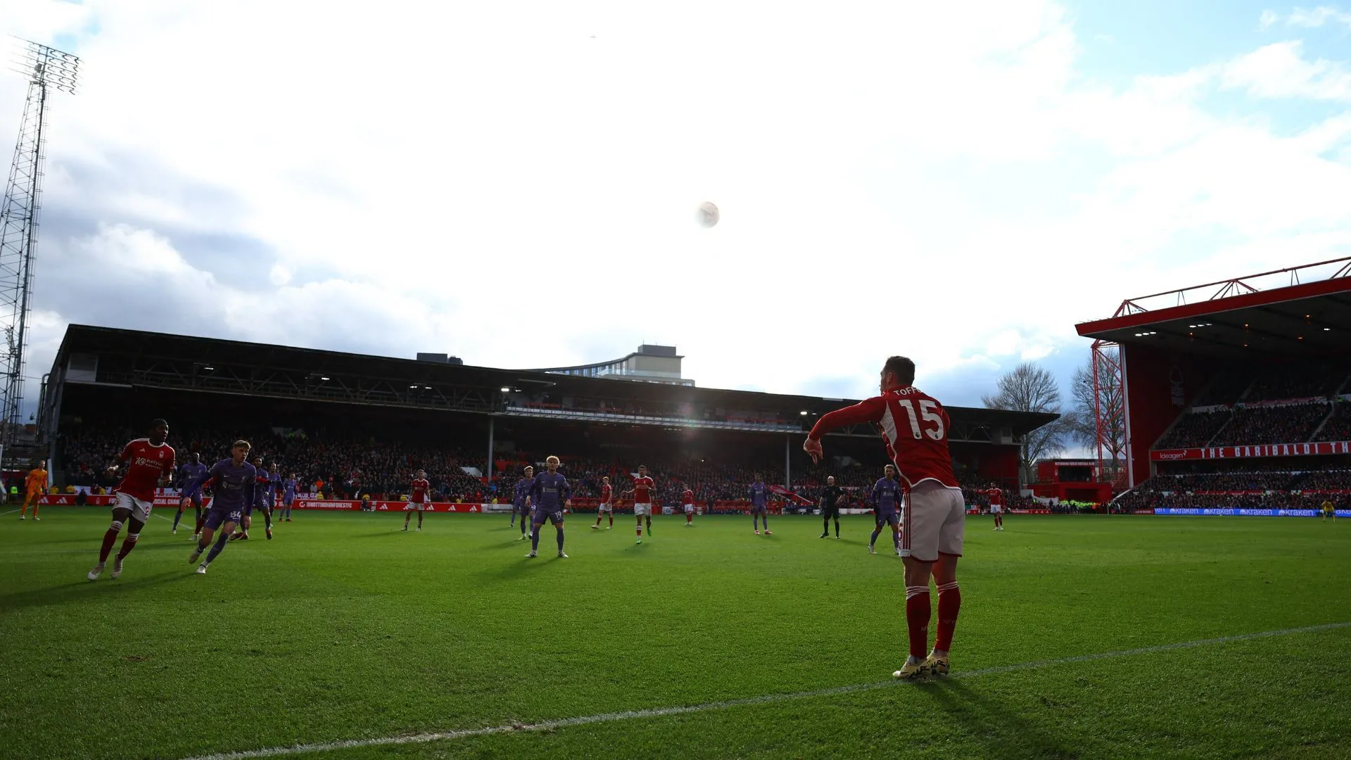 Harry Toffolo trong màu áo Nottingham Forest, nhìn về phía logo Leicester City, biểu tượng của sự chuyển nhượng tiềm năng
