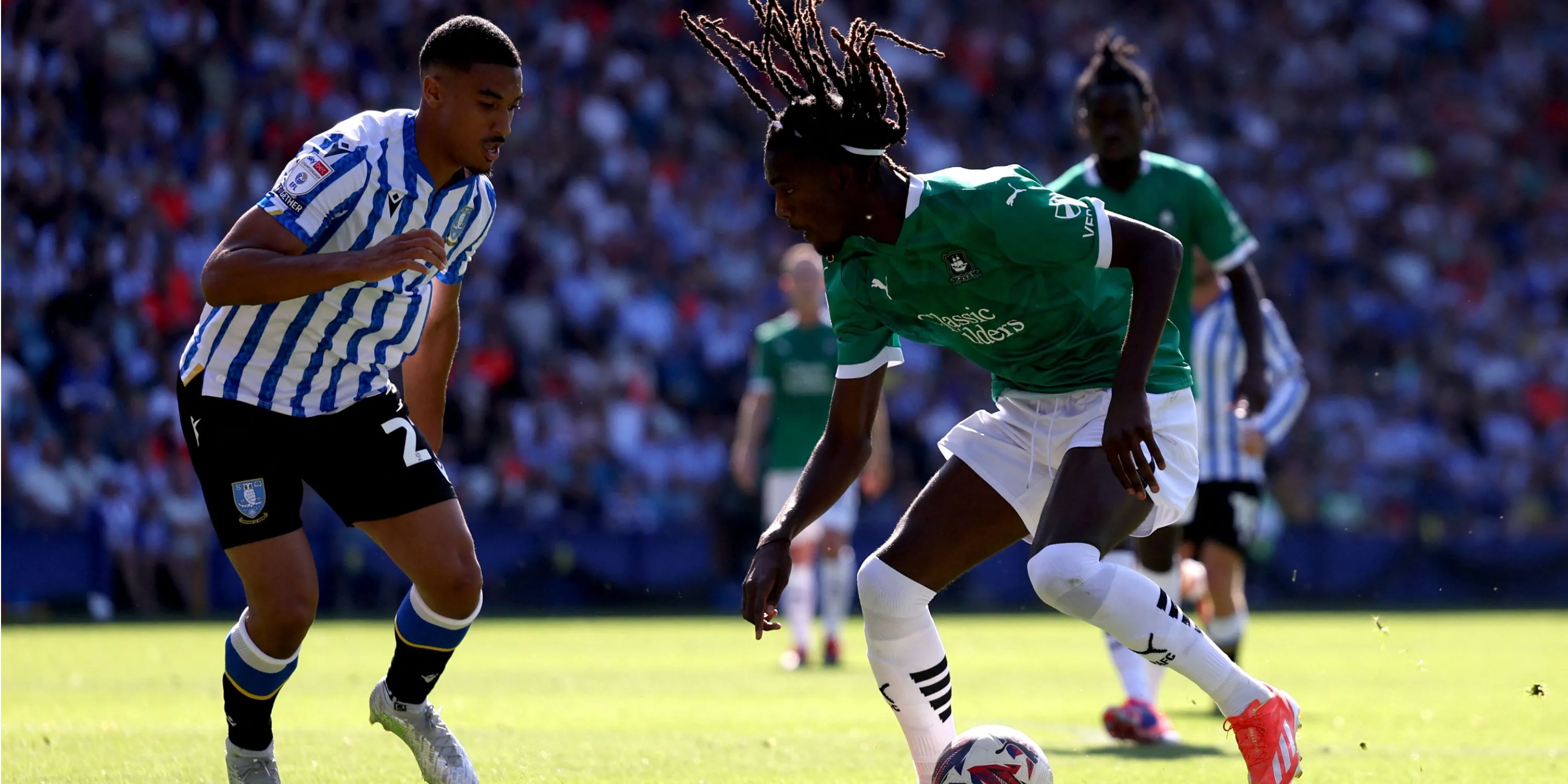 Hậu vệ Akin Famewo trong màu áo Sheffield Wednesday, người đang trên đường rời CLB để chuyển đến Hull City trong bối cảnh khó khăn tài chính.