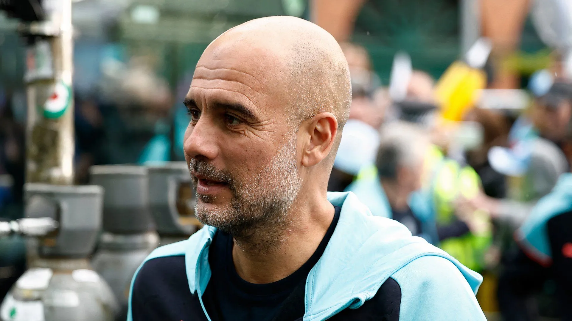 HLV Pep Guardiola chỉ đạo trên sân tập Man City