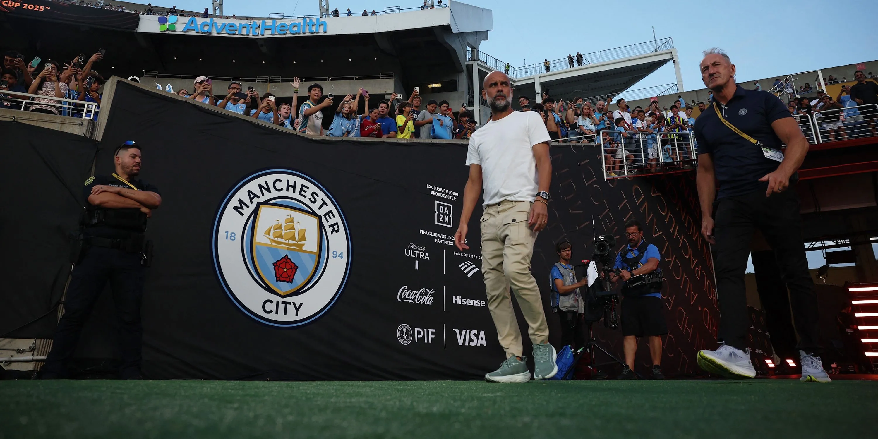 Huấn luyện viên Pep Guardiola của Manchester City trước một trận đấu