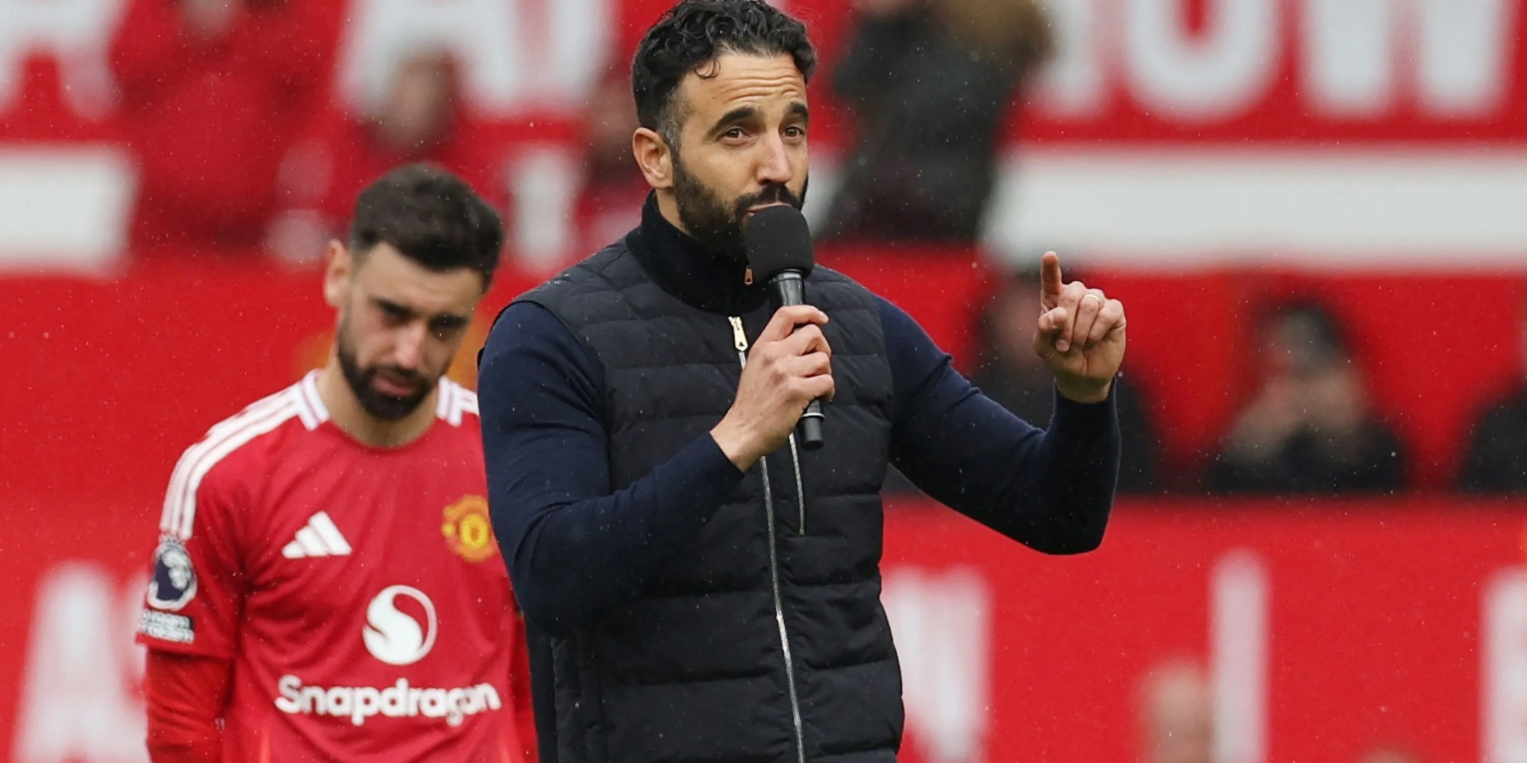 Huấn luyện viên Ruben Amorim giao lưu với người hâm mộ Manchester United sau trận đấu