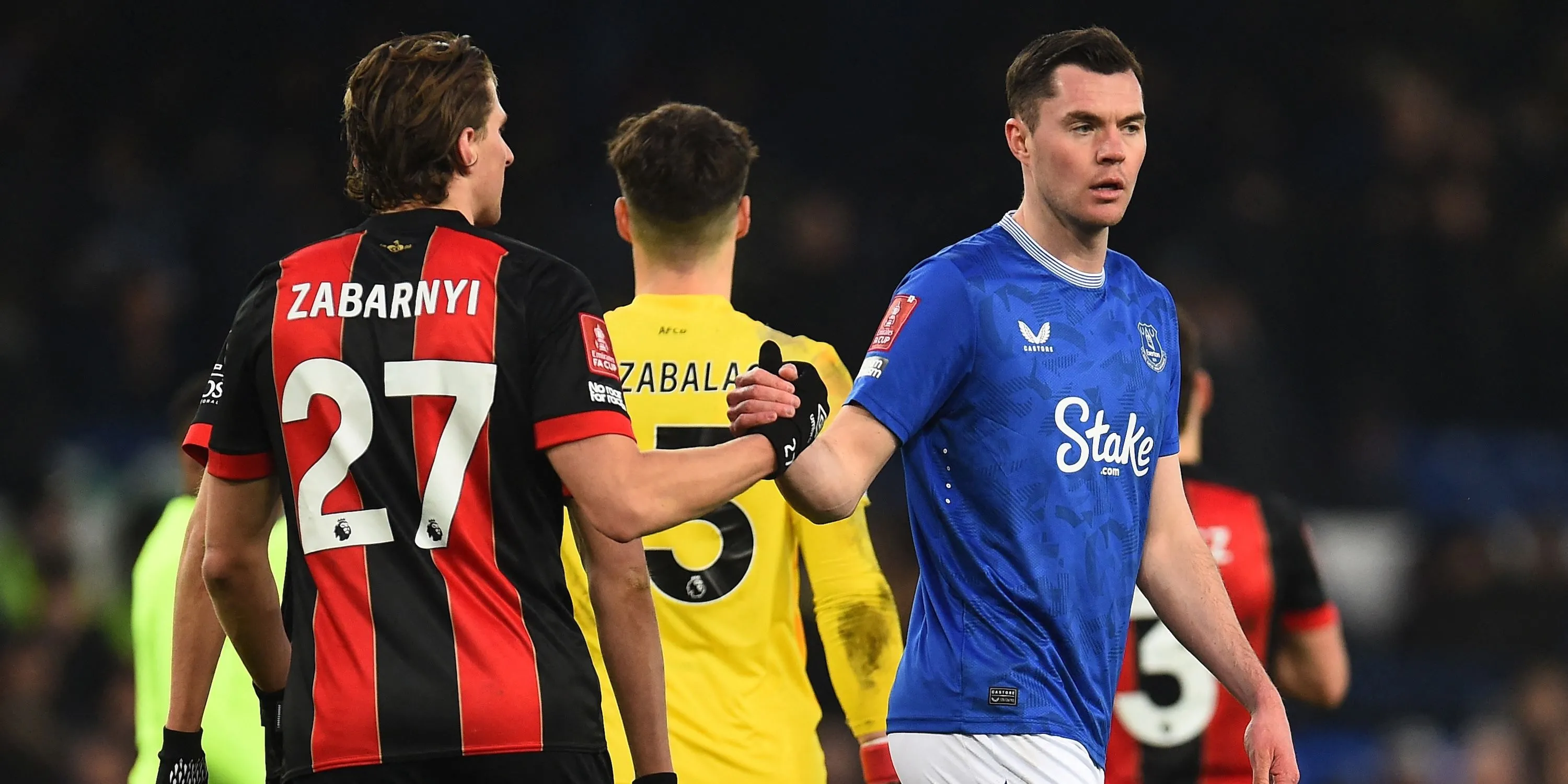 Illya Zabarnyi bắt tay Michael Keane sau trận đấu Ngoại hạng Anh