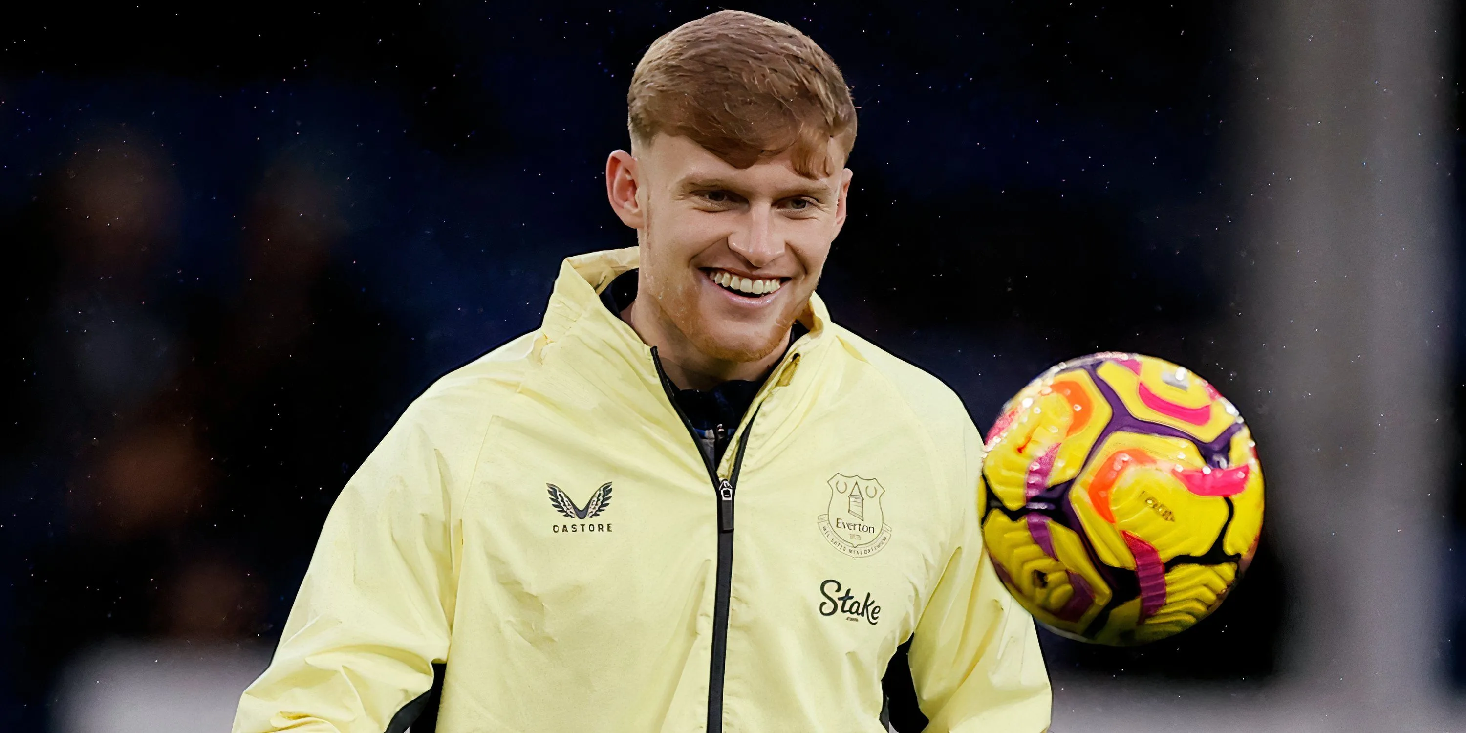 Jarrad Branthwaite trong buổi khởi động trước trận đấu của Everton