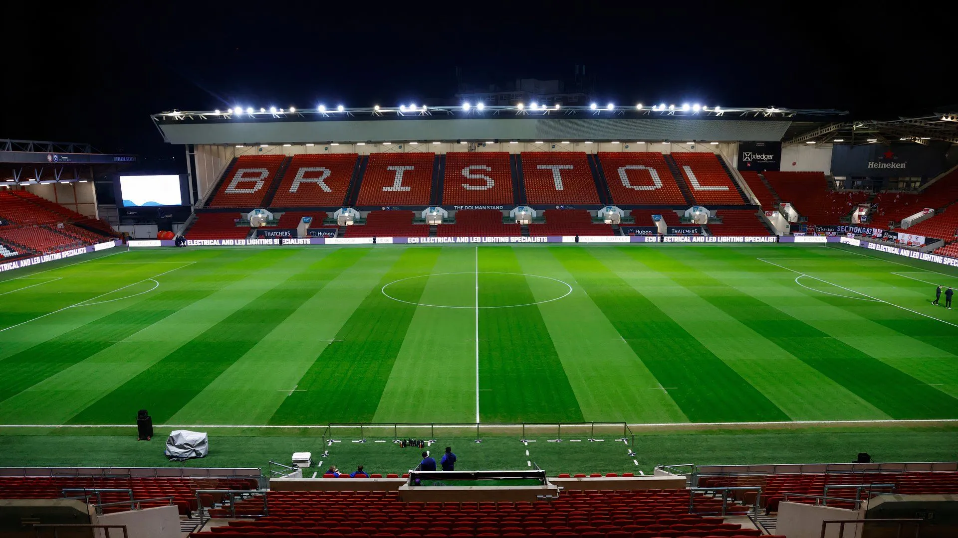Không khí cuồng nhiệt tại sân Ashton Gate của Bristol City