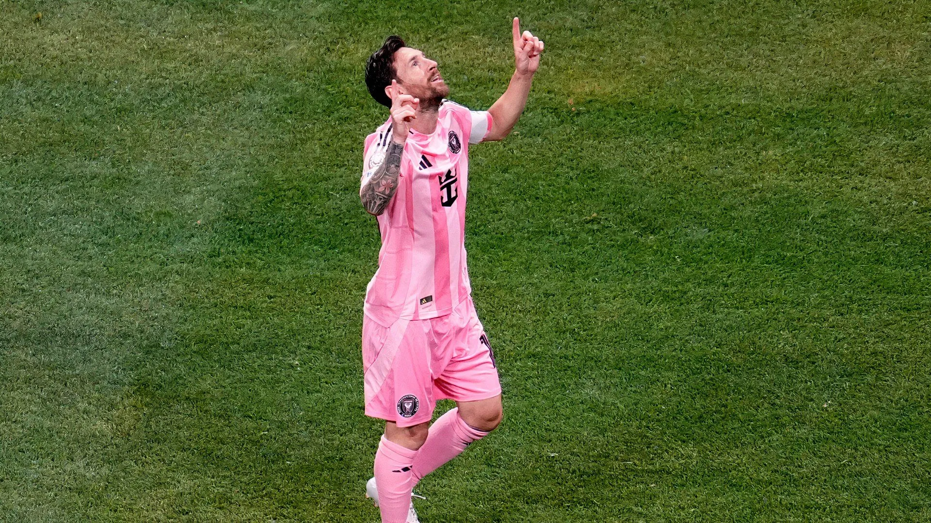 Lionel Messi chụp ảnh cùng gia đình Neil Warnock tại sân tập QPR năm 2011