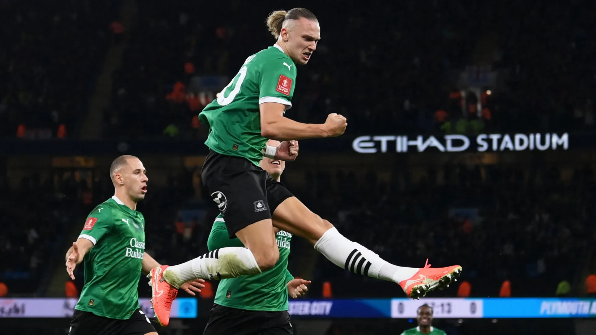 Maksym Talovierov ăn mừng bàn thắng cho Plymouth Argyle trong trận đấu với Manchester City tại Cúp FA