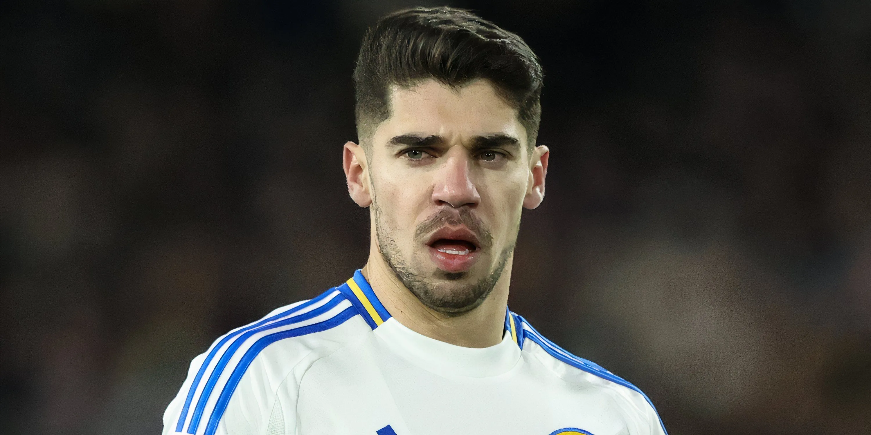 Manor Solomon thi đấu trong màu áo Leeds United, cầu thủ chạy cánh đang được kỳ vọng trở lại