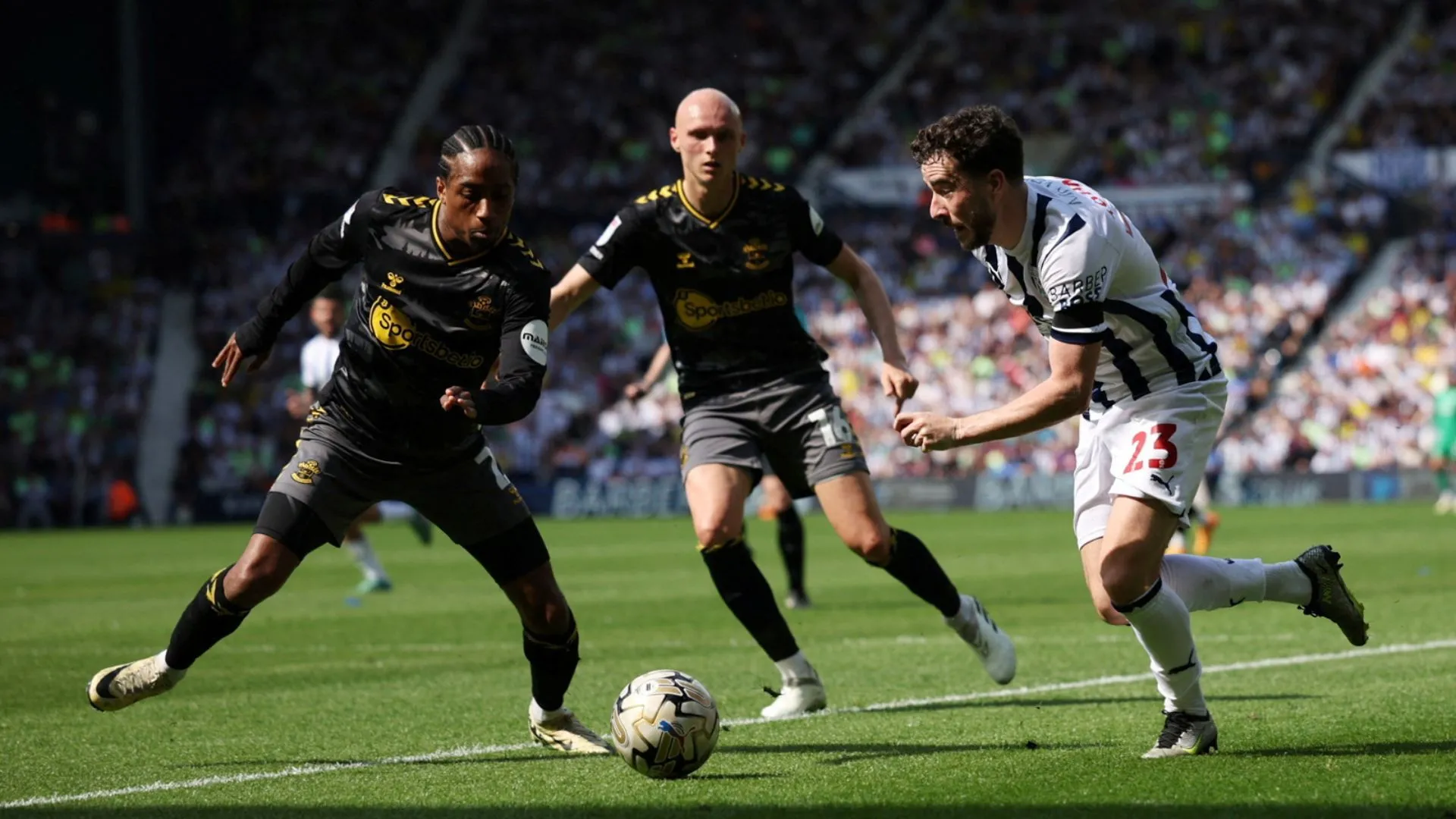 Mikey Johnston trong màu áo West Bromwich Albion trên sân The Hawthorns