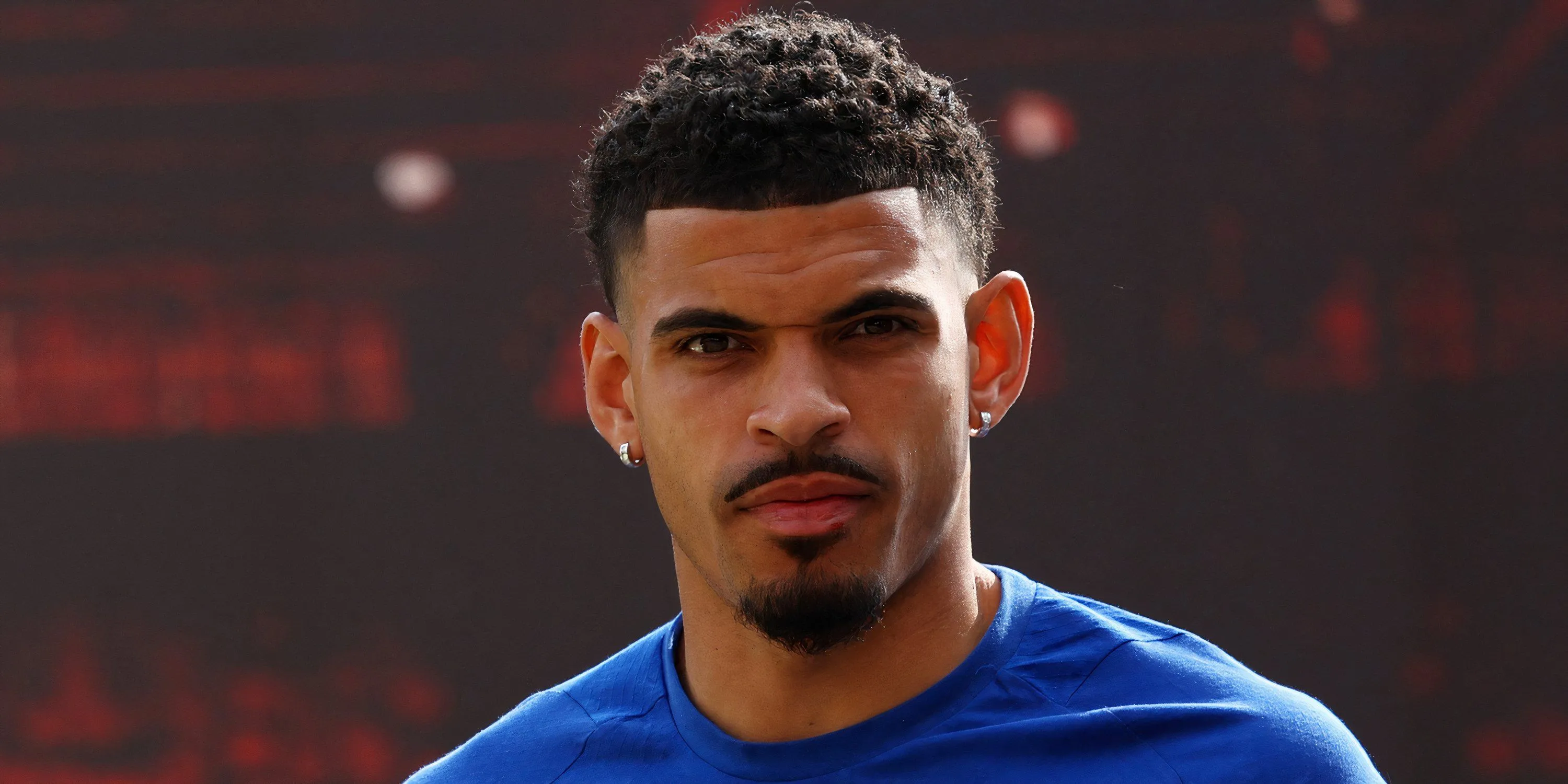 Morgan Gibbs-White, tiền vệ tấn công của Nottingham Forest, xuất hiện bên ngoài sân City Ground trong bối cảnh tin đồn chuyển nhượng Ngoại hạng Anh