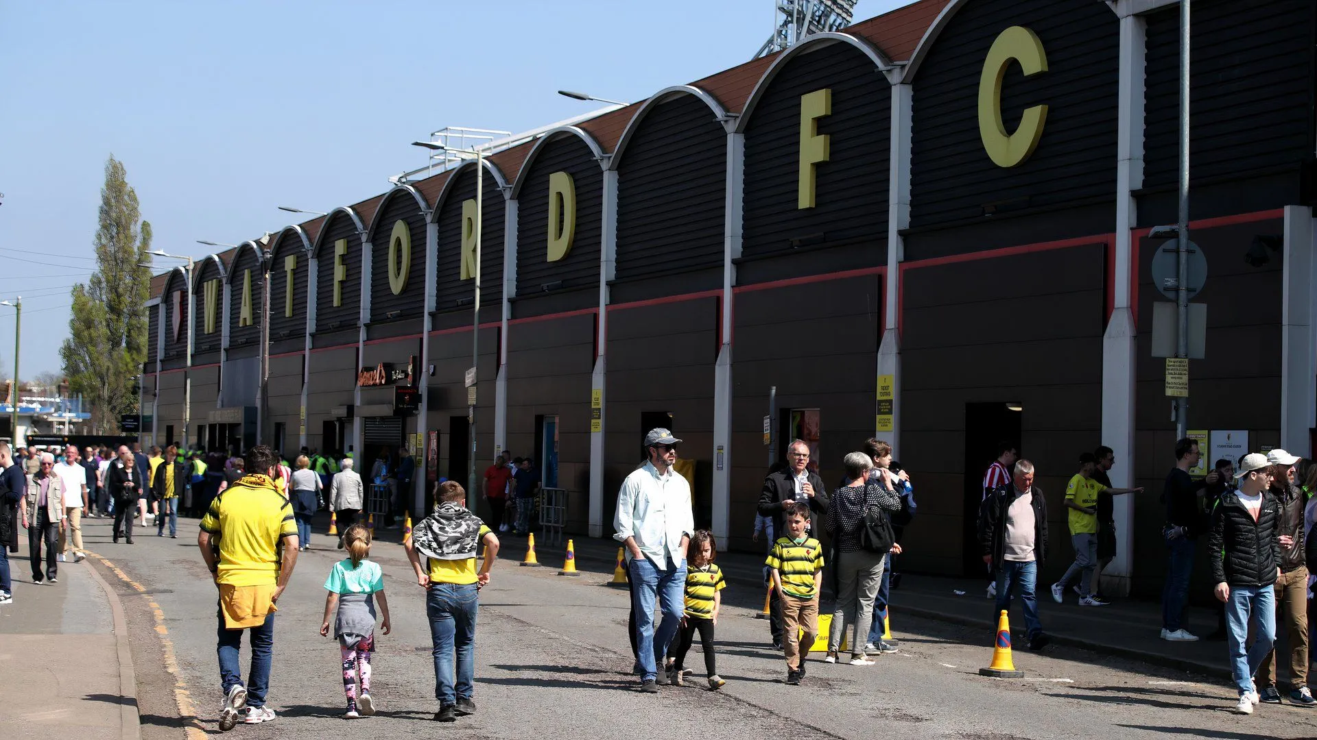 Người hâm mộ Watford cổ vũ bên ngoài sân Vicarage Road