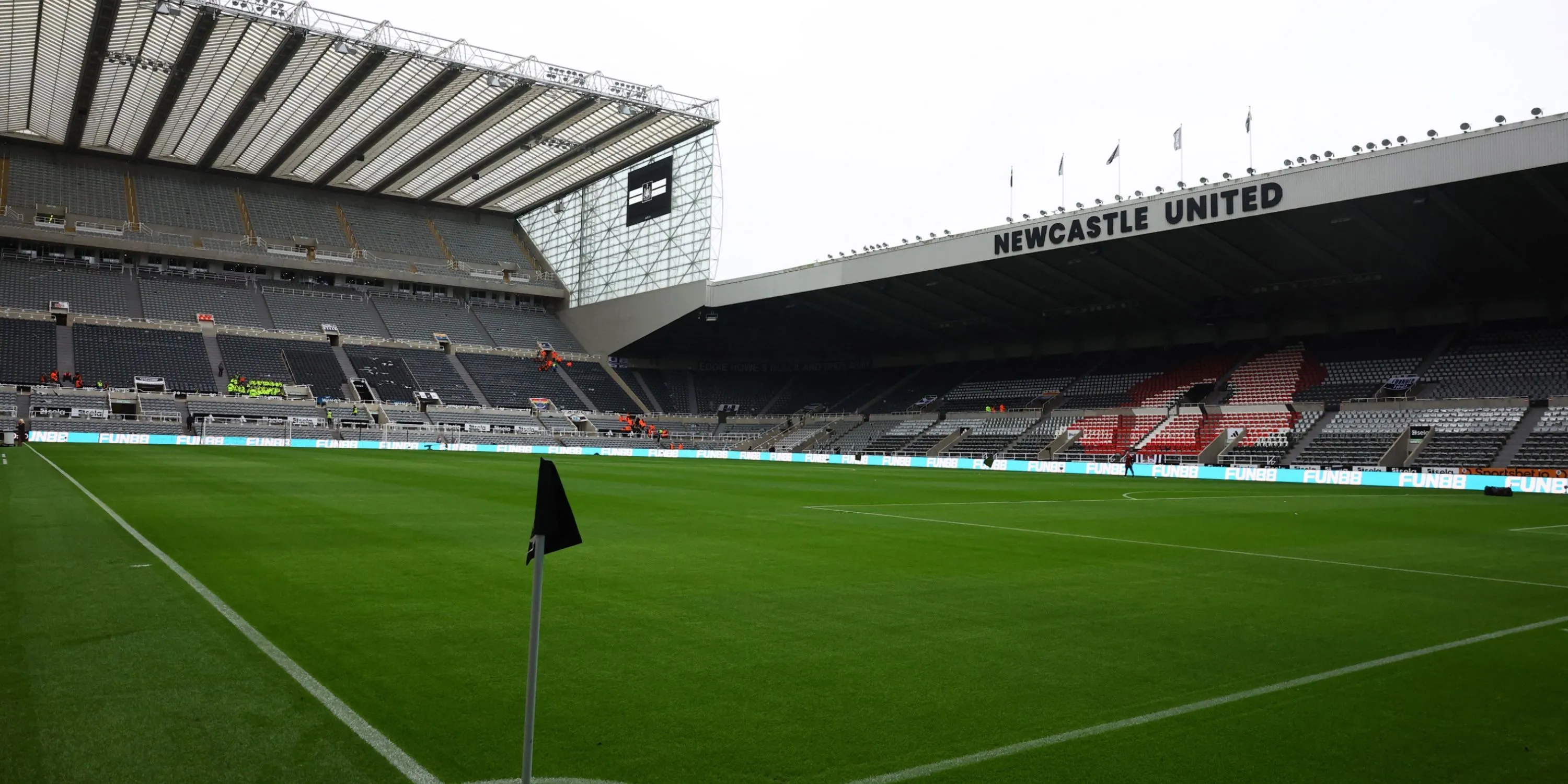Quang cảnh sân St. James' Park, 'pháo đài' giữa trung tâm thành phố Newcastle