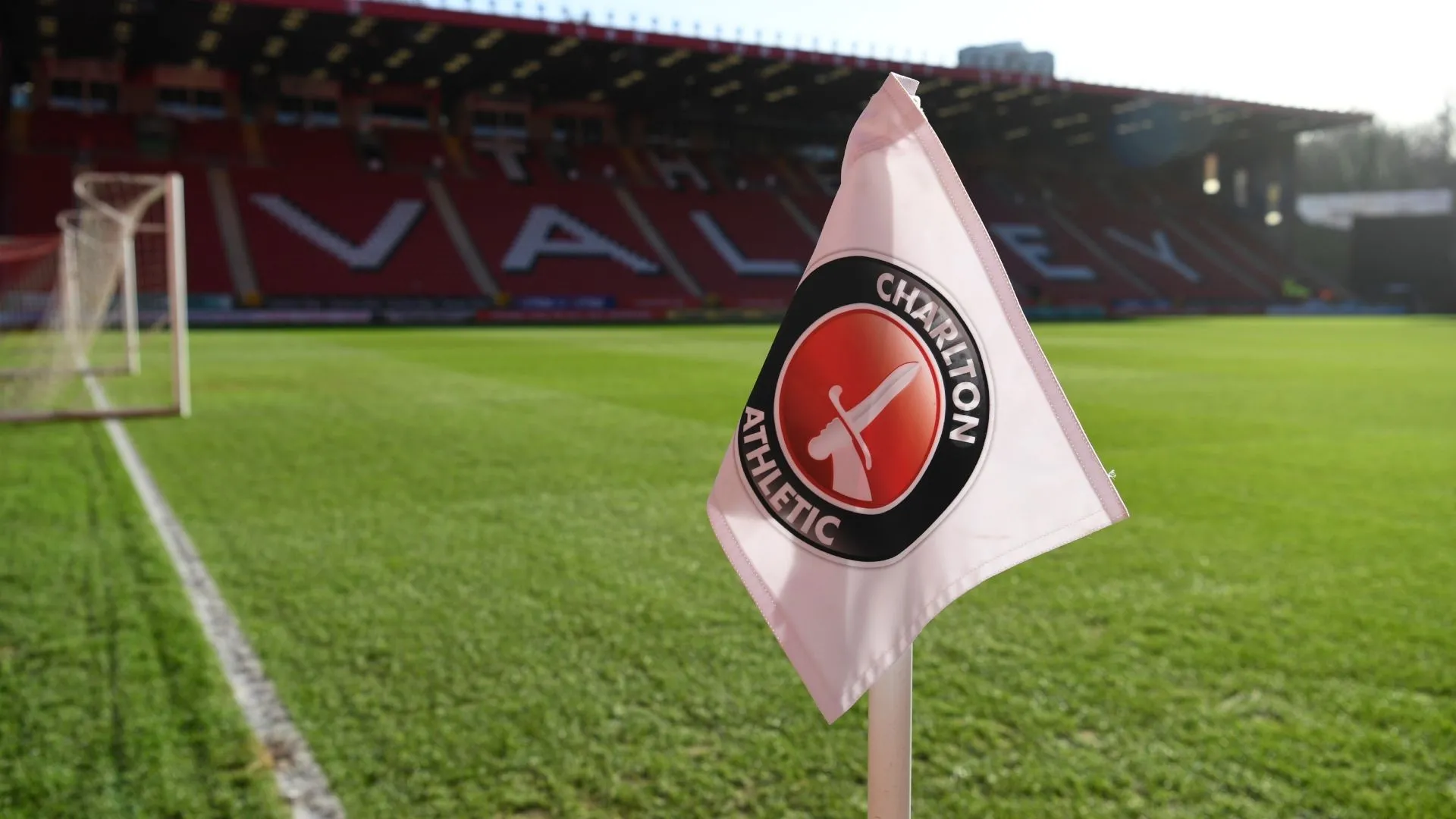 Sân The Valley của Charlton Athletic với hàng ghế khán đài gần gũi