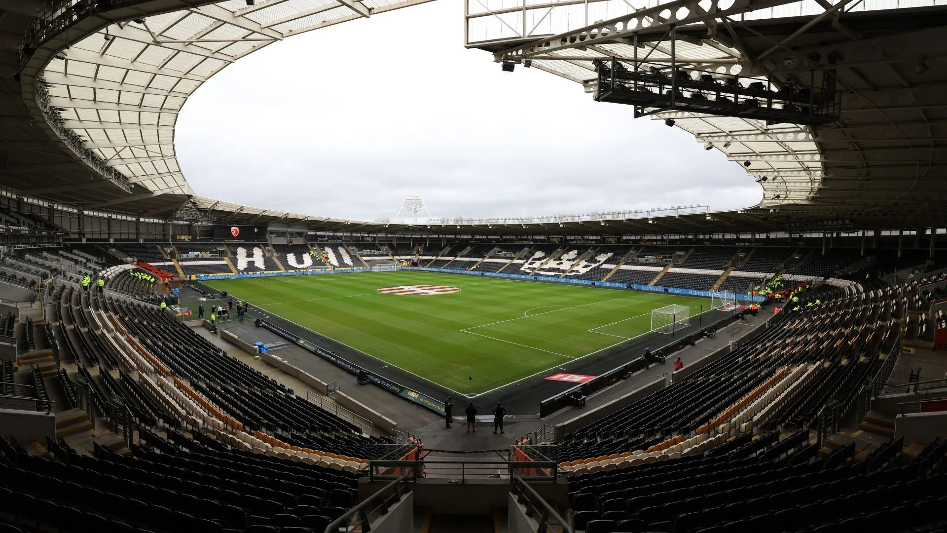 Sân vận động MKM, sân nhà của Hull City, với khán đài đông đúc