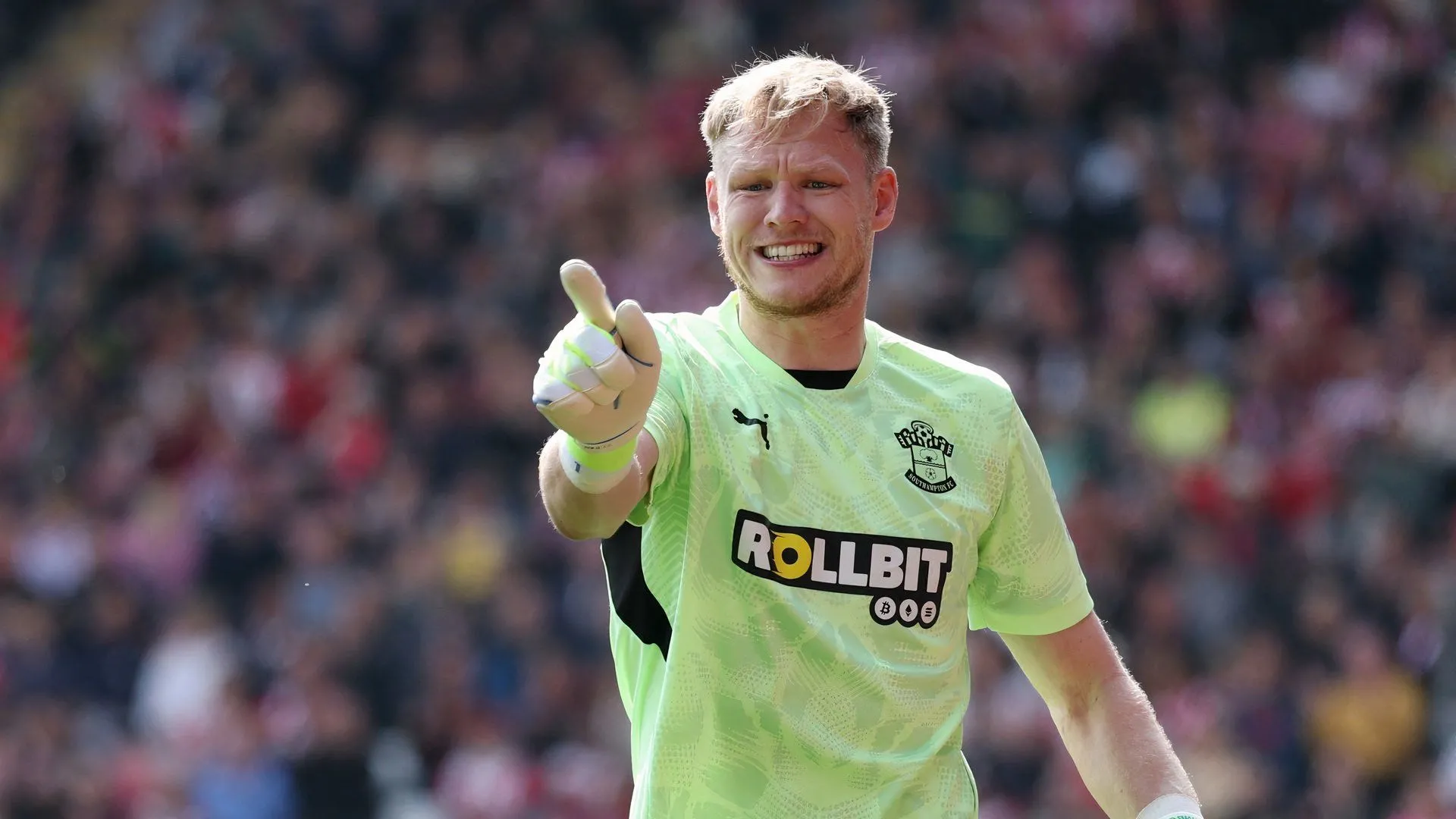 Thủ môn Aaron Ramsdale của Southampton thi đấu trên sân St Mary's