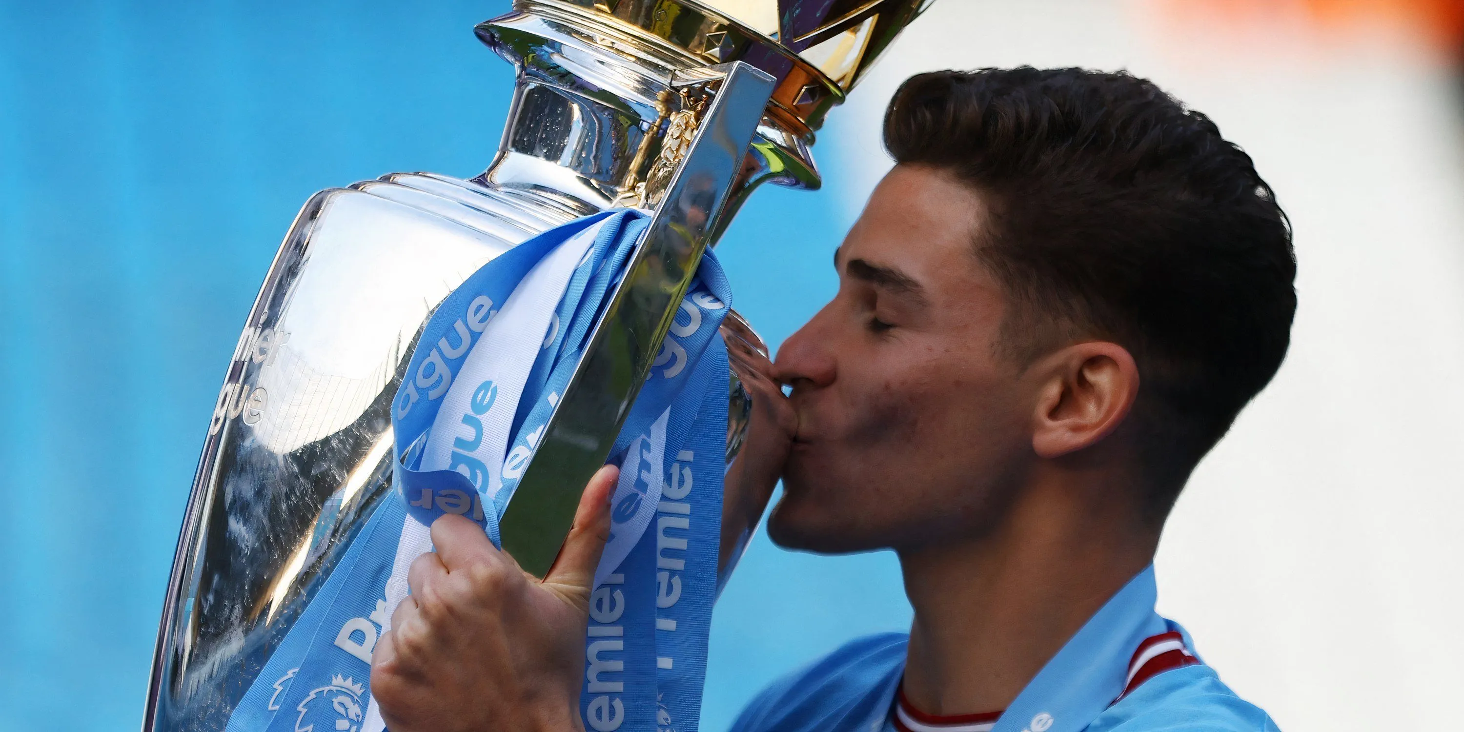 Tiền đạo Julian Alvarez ăn mừng cúp vô địch Premier League cùng Manchester City trước khi chuyển sang Atletico Madrid