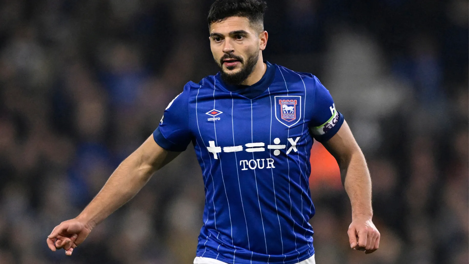Tiền vệ thủ quân Sam Morsy trong màu áo Ipswich Town, mục tiêu chuyển nhượng của Derby County