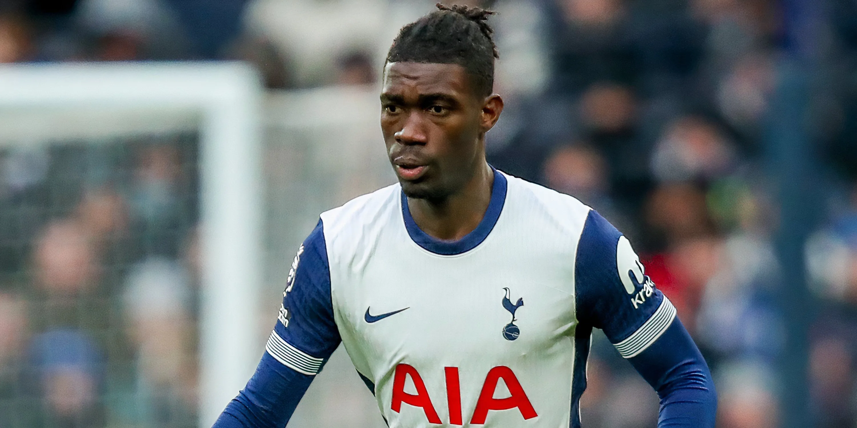 Tiền vệ Yves Bissouma trong màu áo Tottenham Hotspur thi đấu tại Ngoại hạng Anh