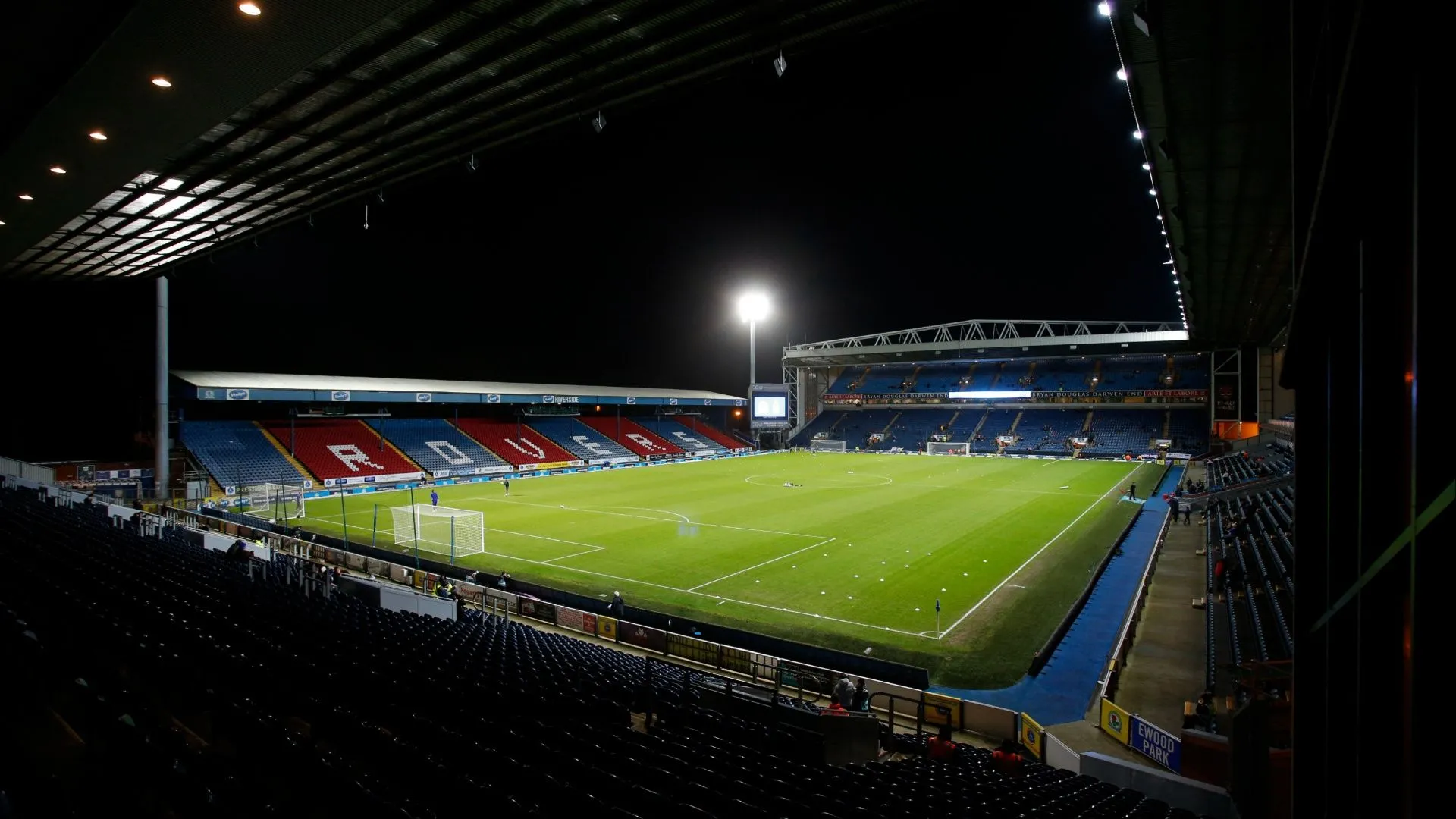 Toàn cảnh sân Ewood Park của Blackburn Rovers trong trận đấu