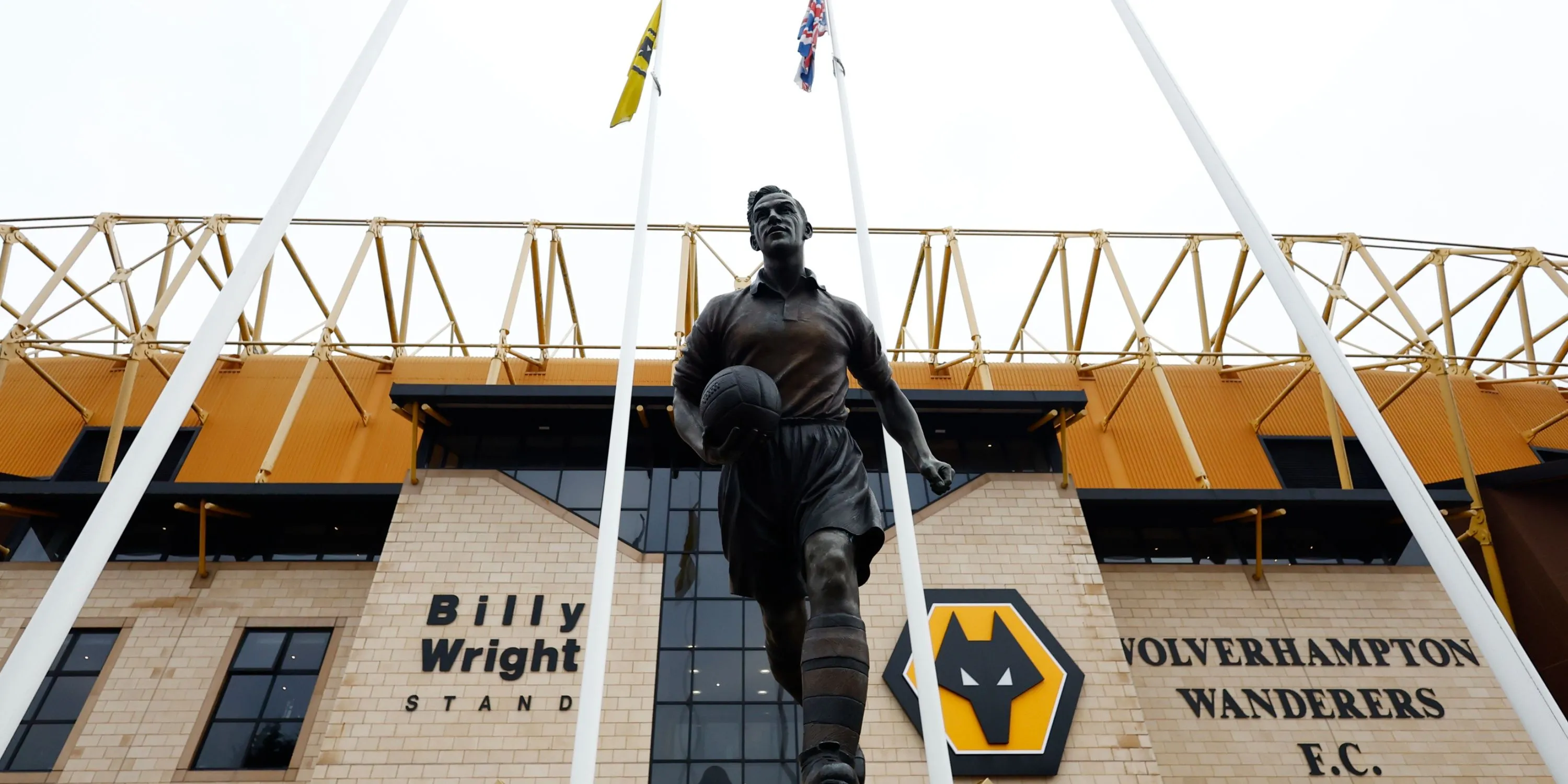 Toàn cảnh sân Molineux của Wolverhampton Wanderers với khán đài màu vàng rực rỡ