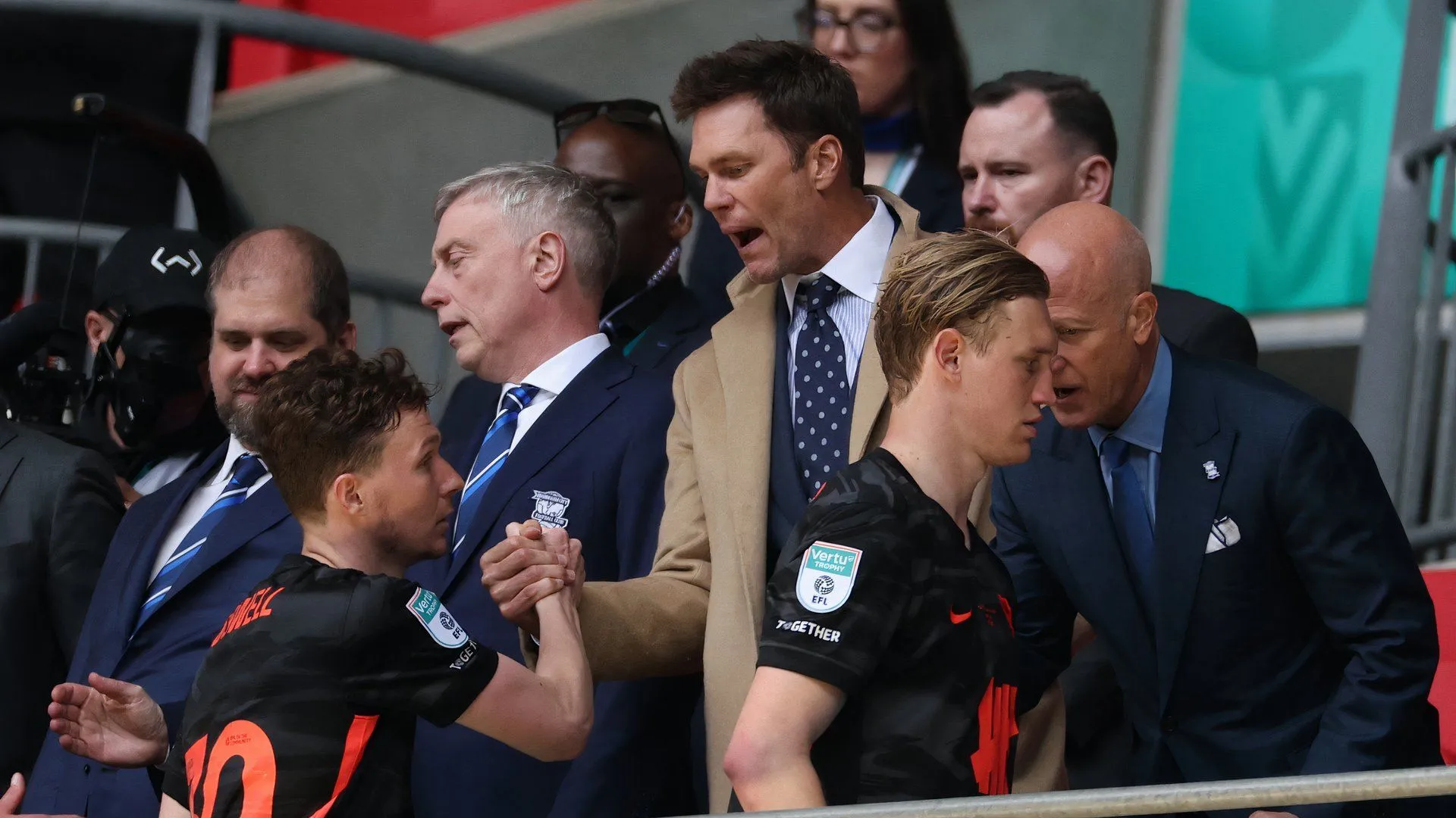 Tom Brady cùng các cầu thủ Birmingham City