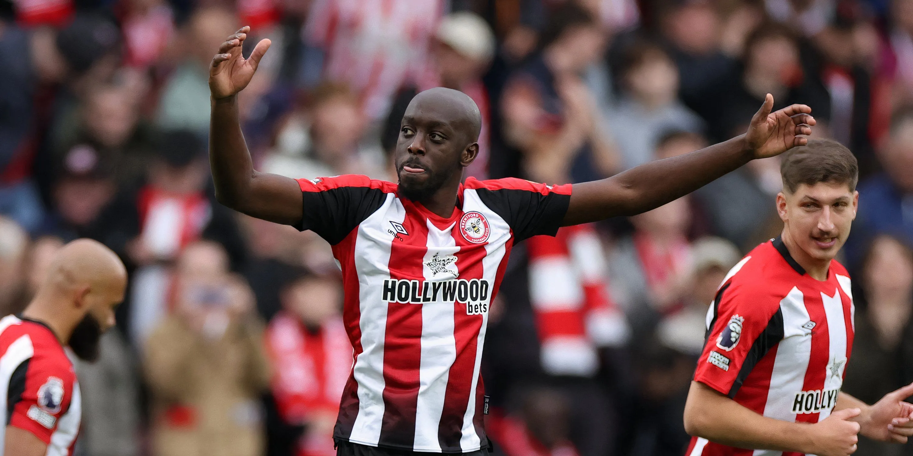 Yoane Wissa trong màu áo Brentford thi đấu tại giải Ngoại hạng Anh, một mục tiêu tiềm năng của Newcastle