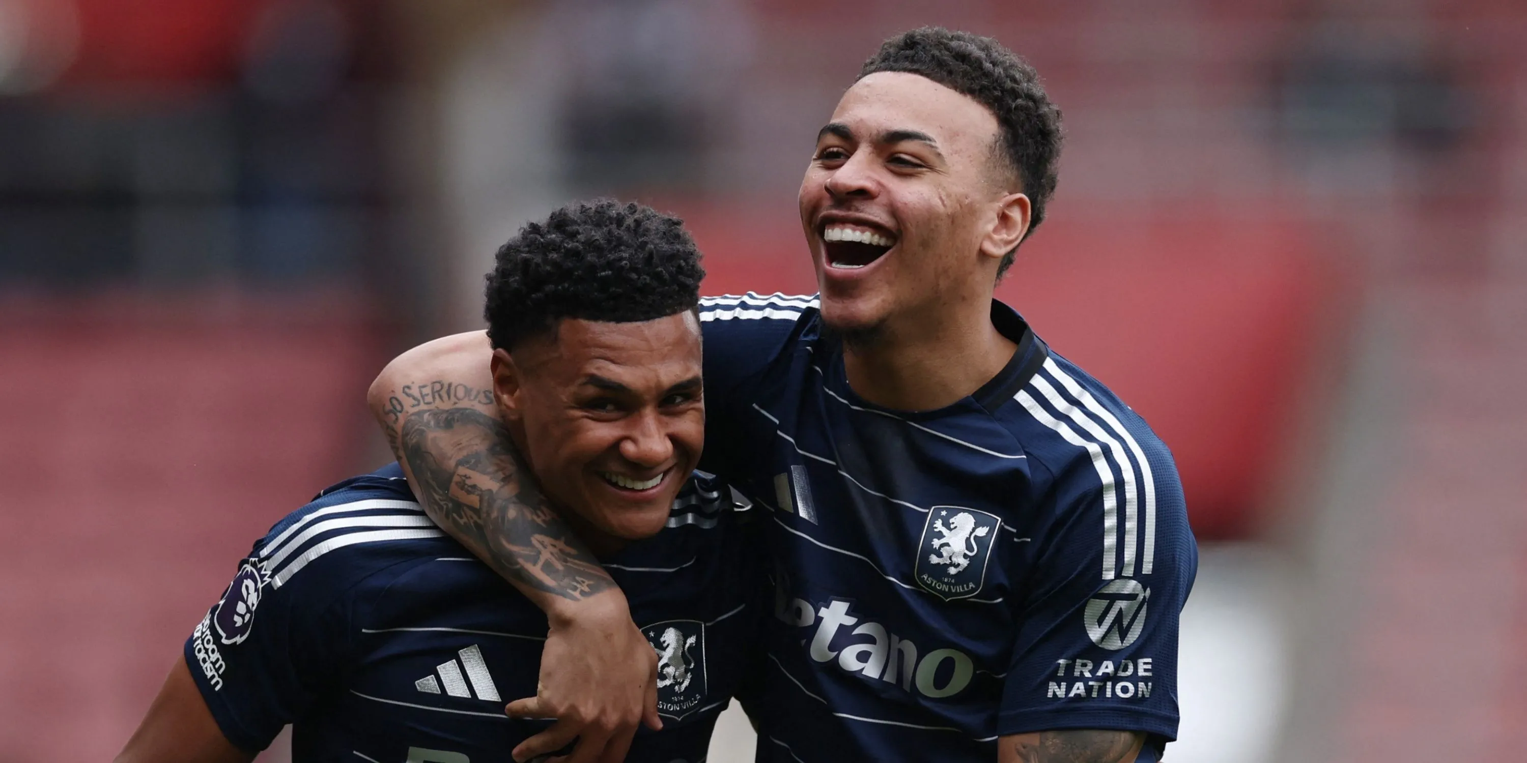 Cầu thủ Aston Villa trên sân cỏ, đội bóng có Morgan Rogers là mục tiêu chuyển nhượng của Chelsea.