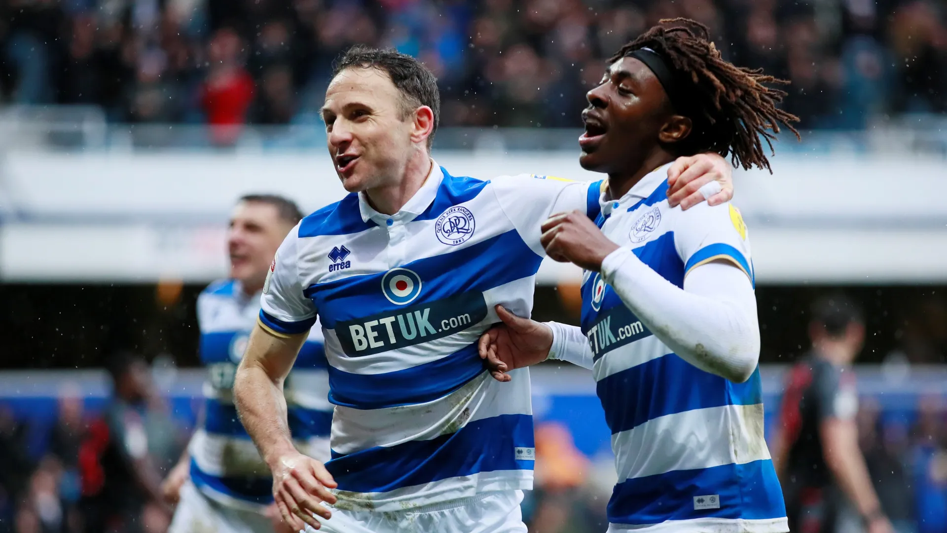 Eberechi Eze trong màu áo QPR, đang đi bóng trong một trận đấu tại Championship