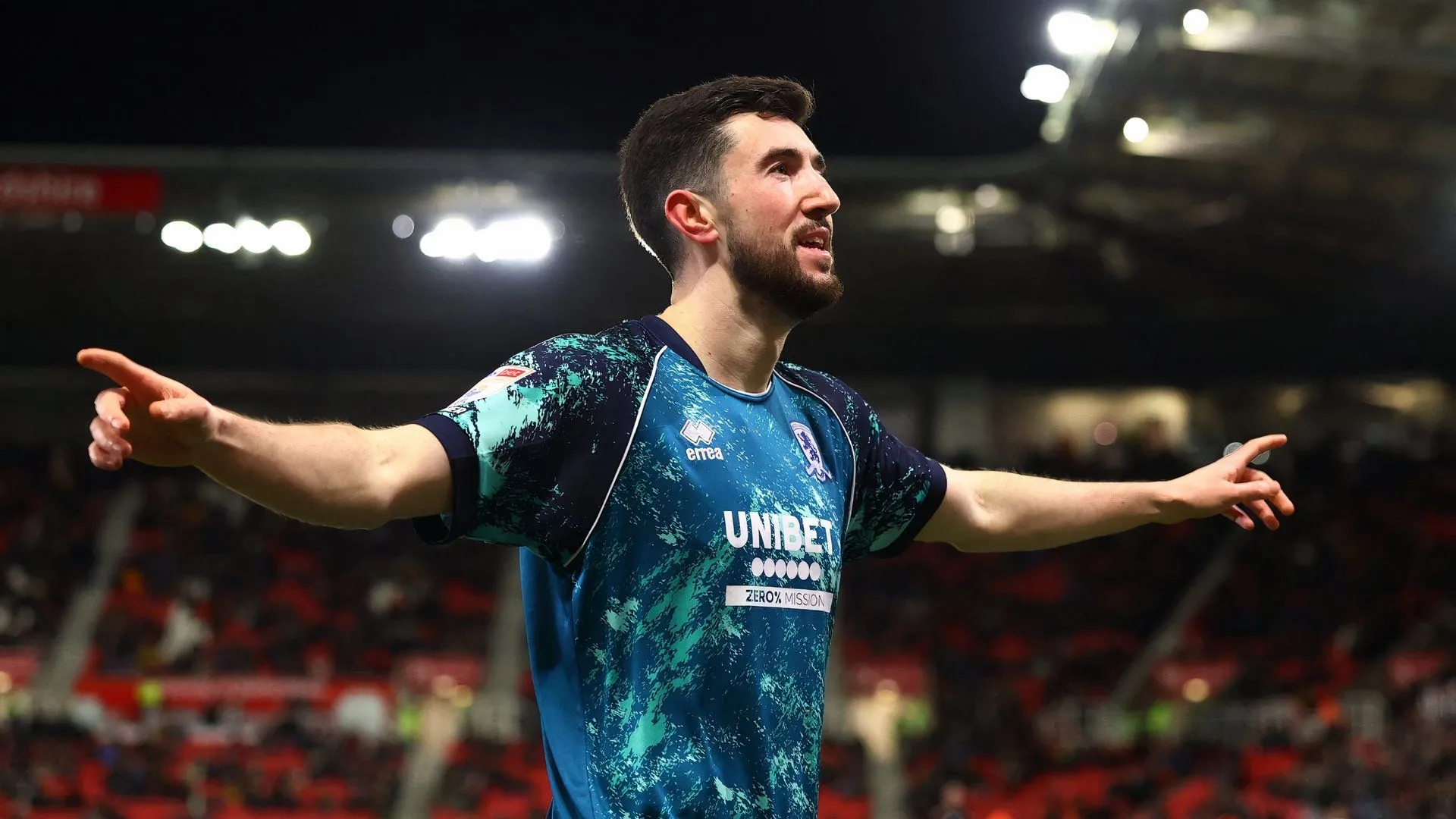 Finn Azaz ghi bàn cho Middlesbrough trong một trận đấu quan trọng