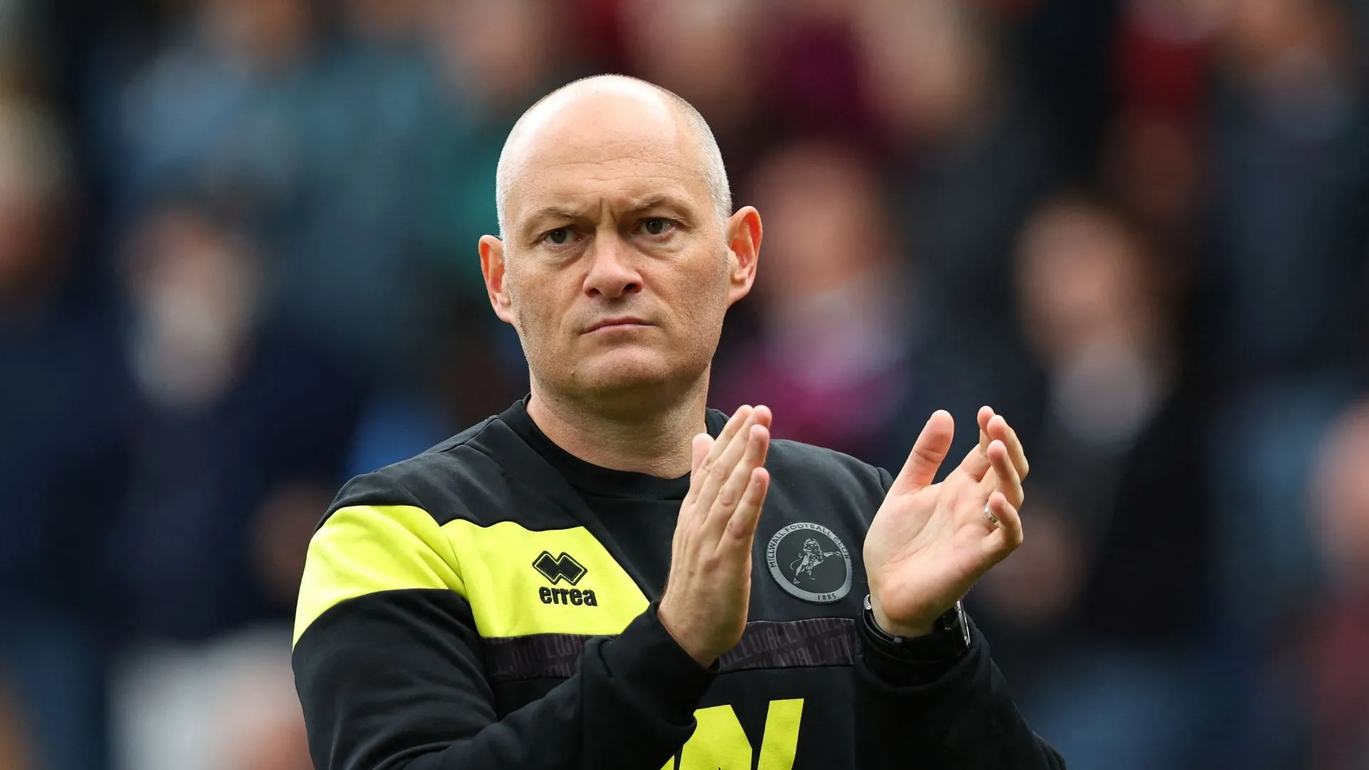 Huấn luyện viên trưởng Alex Neil của Millwall trên sân