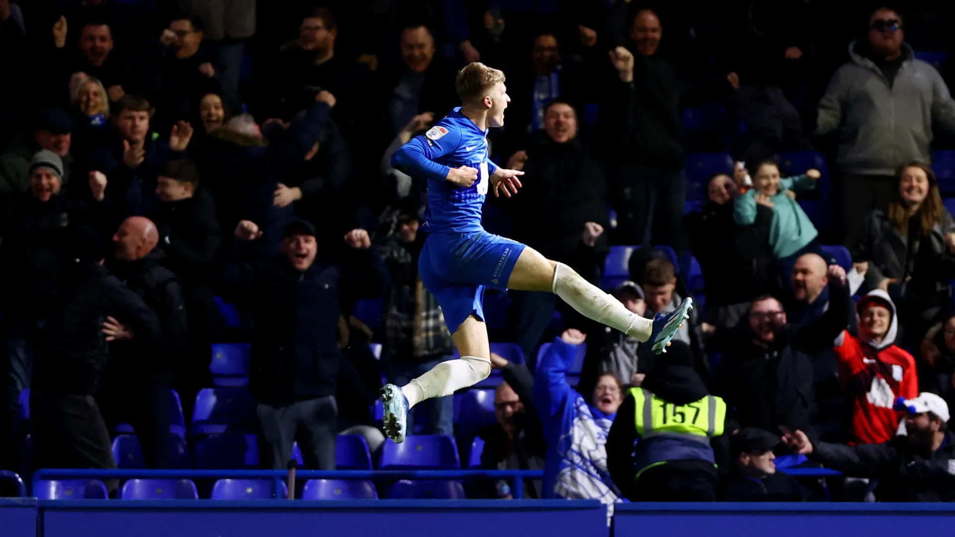 Jordan James ăn mừng bàn thắng ghi được cho Birmingham City
