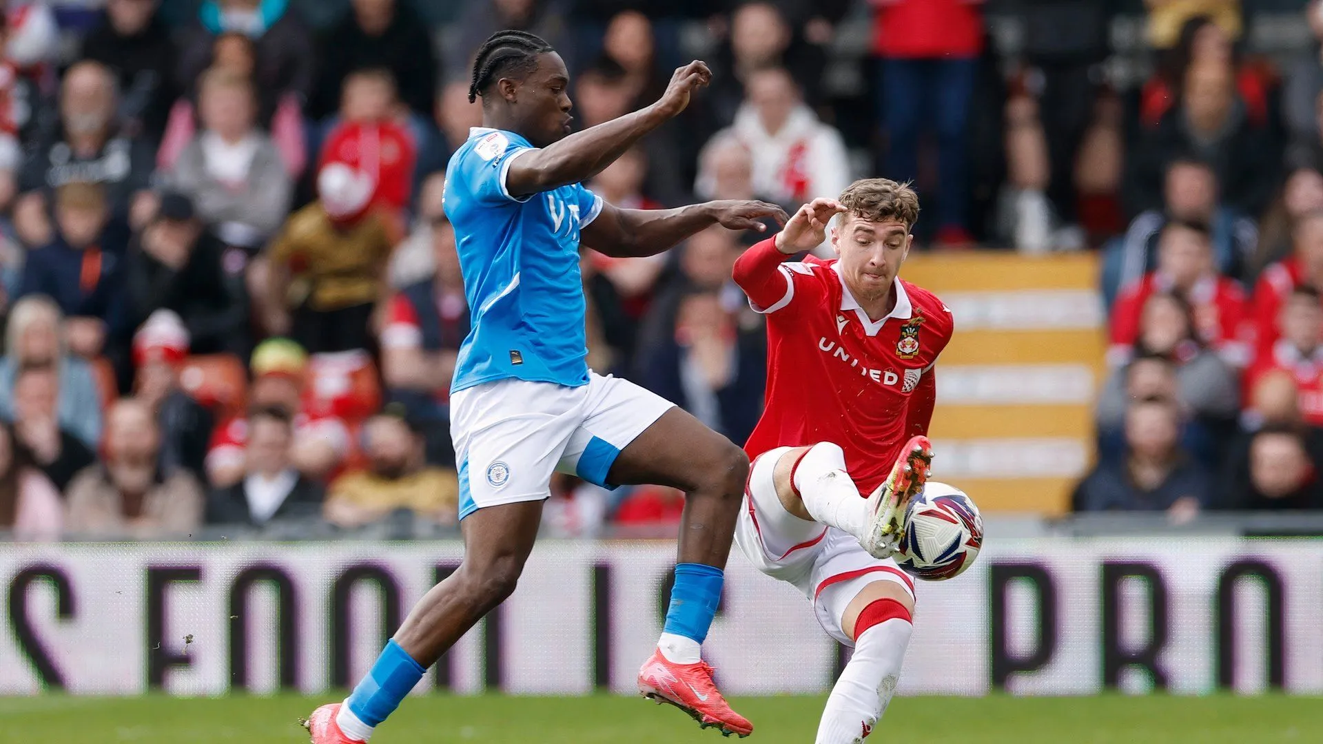 Lewis Brunt trong màu áo Wrexham, thể hiện sự thiếu kinh nghiệm ở vị trí trung vệ lệch trái.