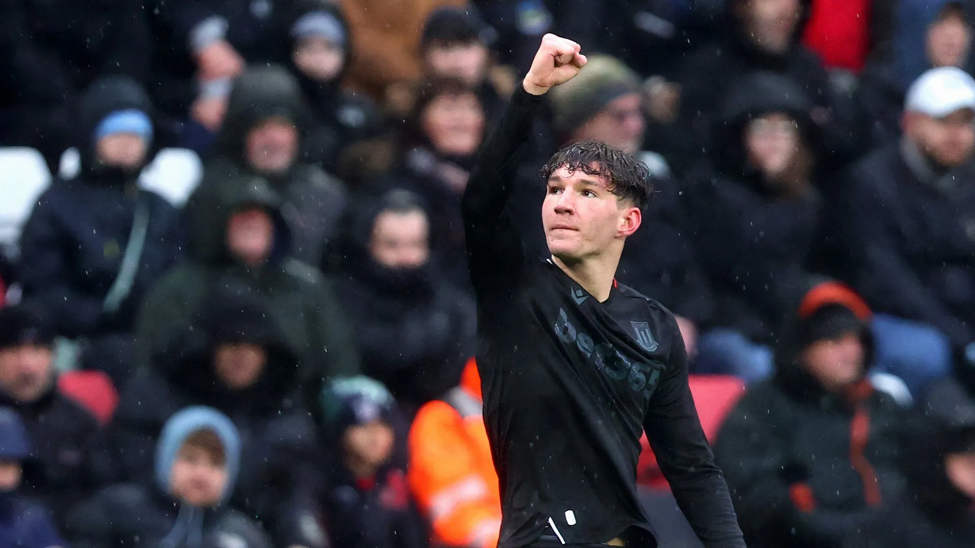 Lewis Koumas, tài năng trẻ Liverpool trong màu áo Stoke City trên sân cỏ.