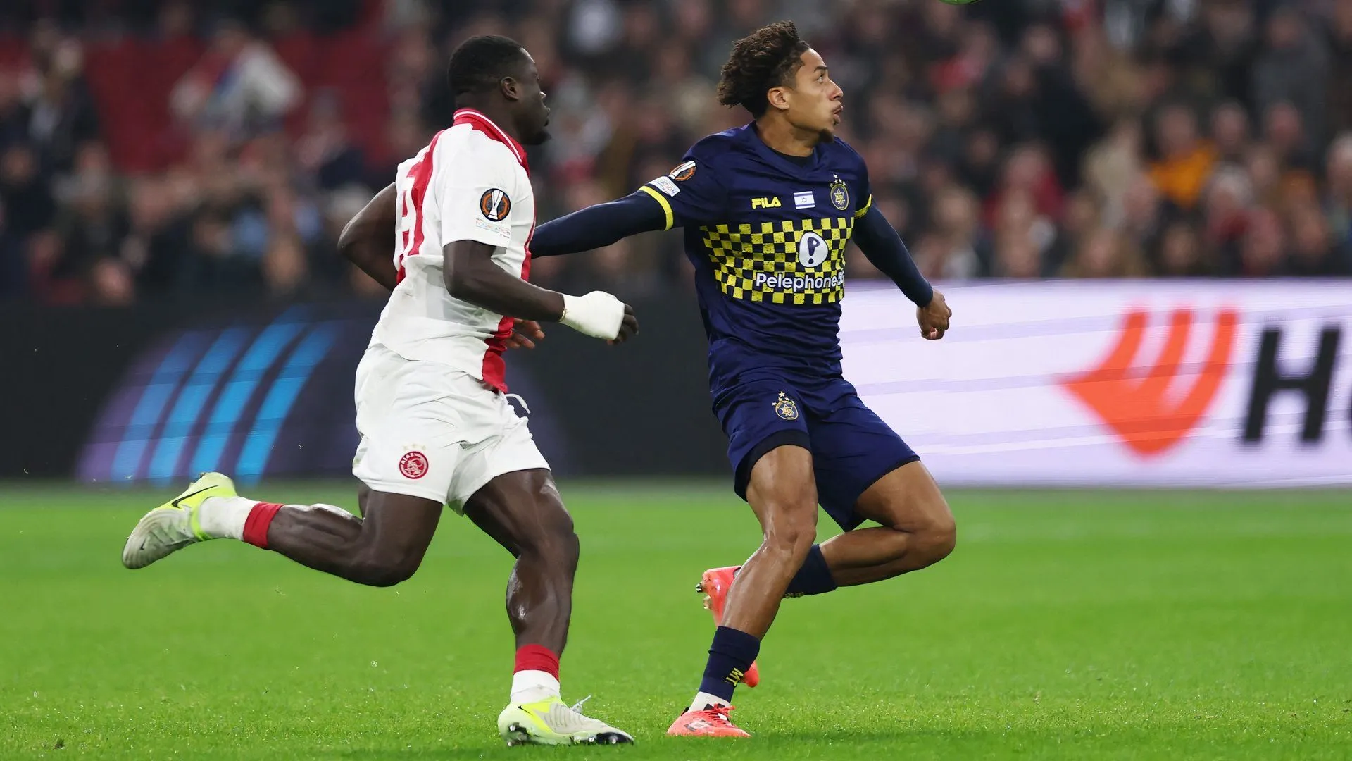 Logo câu lạc bộ Ajax Amsterdam, minh họa cho việc các tài năng trẻ từ châu Âu có thể tỏa sáng tại giải Championship Anh.