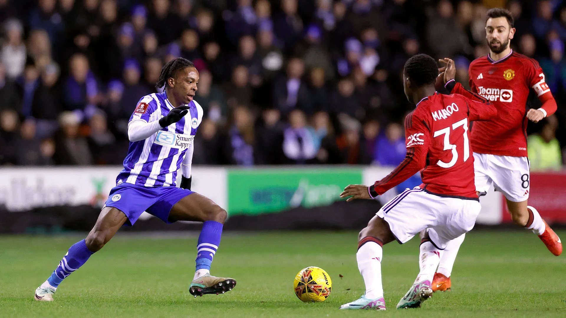 Martial Godo thi đấu cho Wigan Athletic trong trận gặp Manchester United, cầu thủ tiềm năng được Coventry City quan tâm