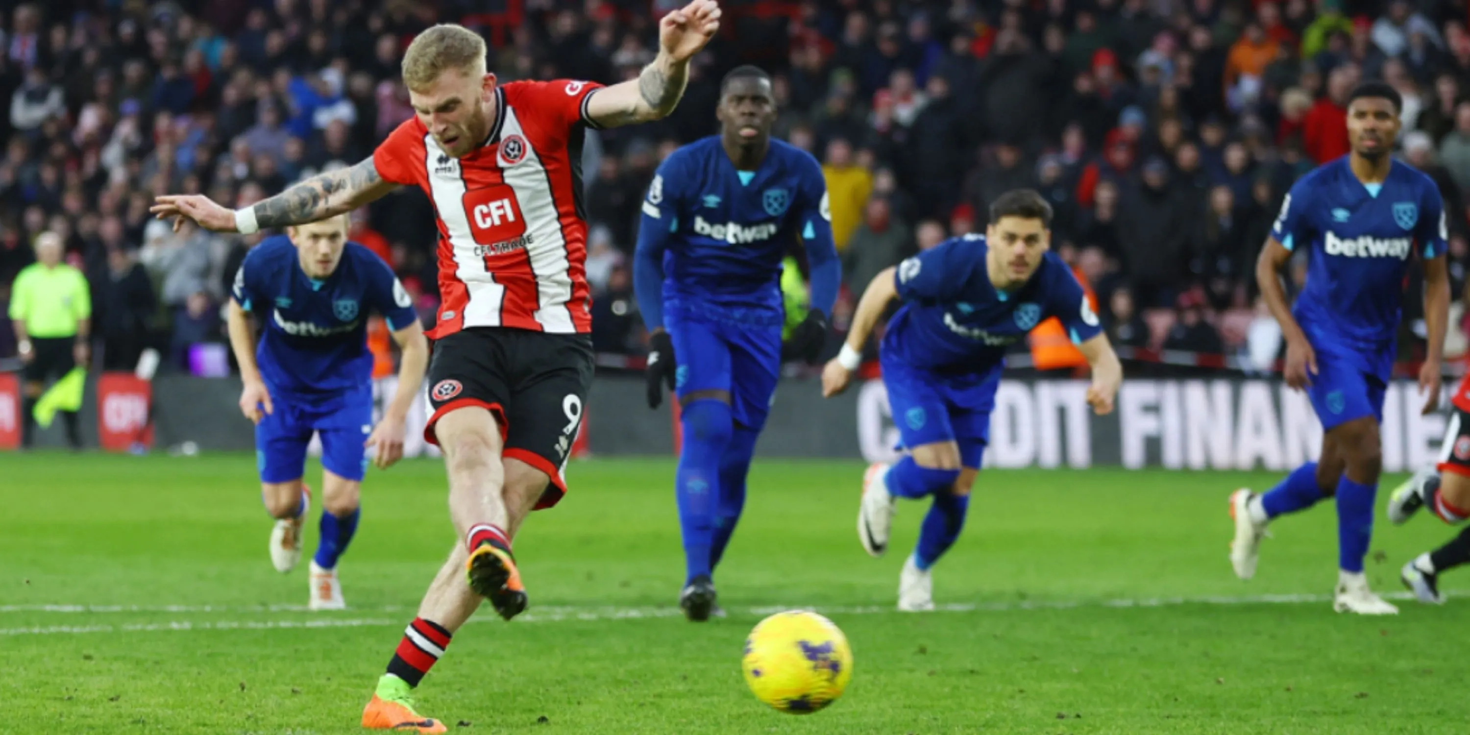 Oli McBurnie mừng bàn thắng cho Sheffield United