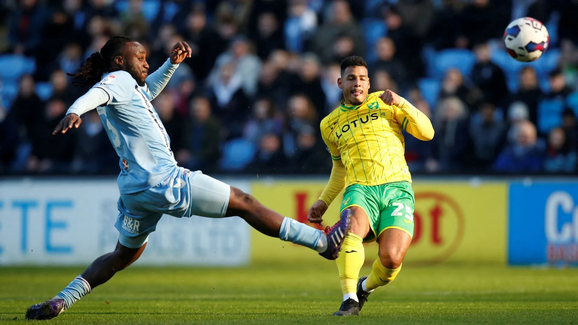 Onel Hernandez tập luyện cùng Sheffield Wednesday