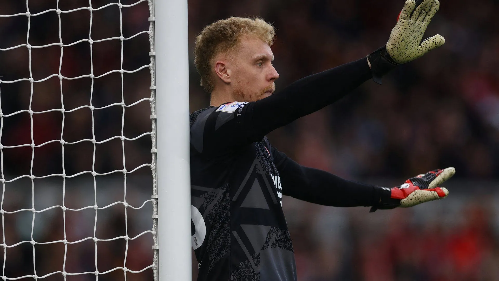 Tom Glover thủ môn Middlesbrough trong trận đấu Giải hạng Nhất Anh