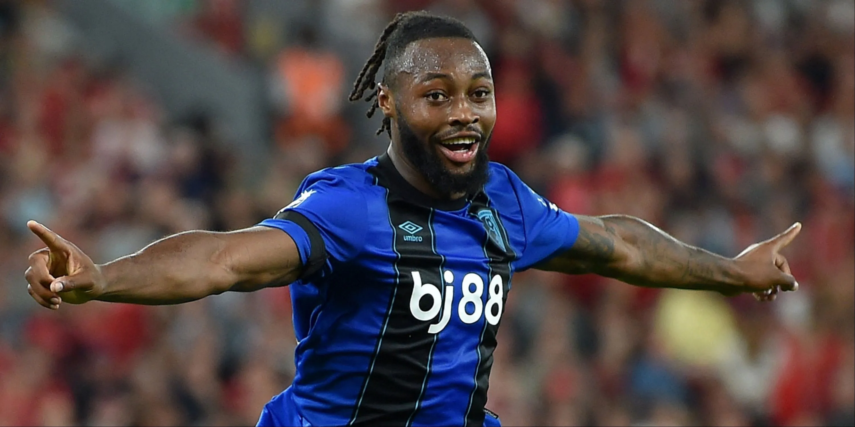 Antoine Semenyo của Bournemouth dribble bóng trên cánh trái với tốc độ cao