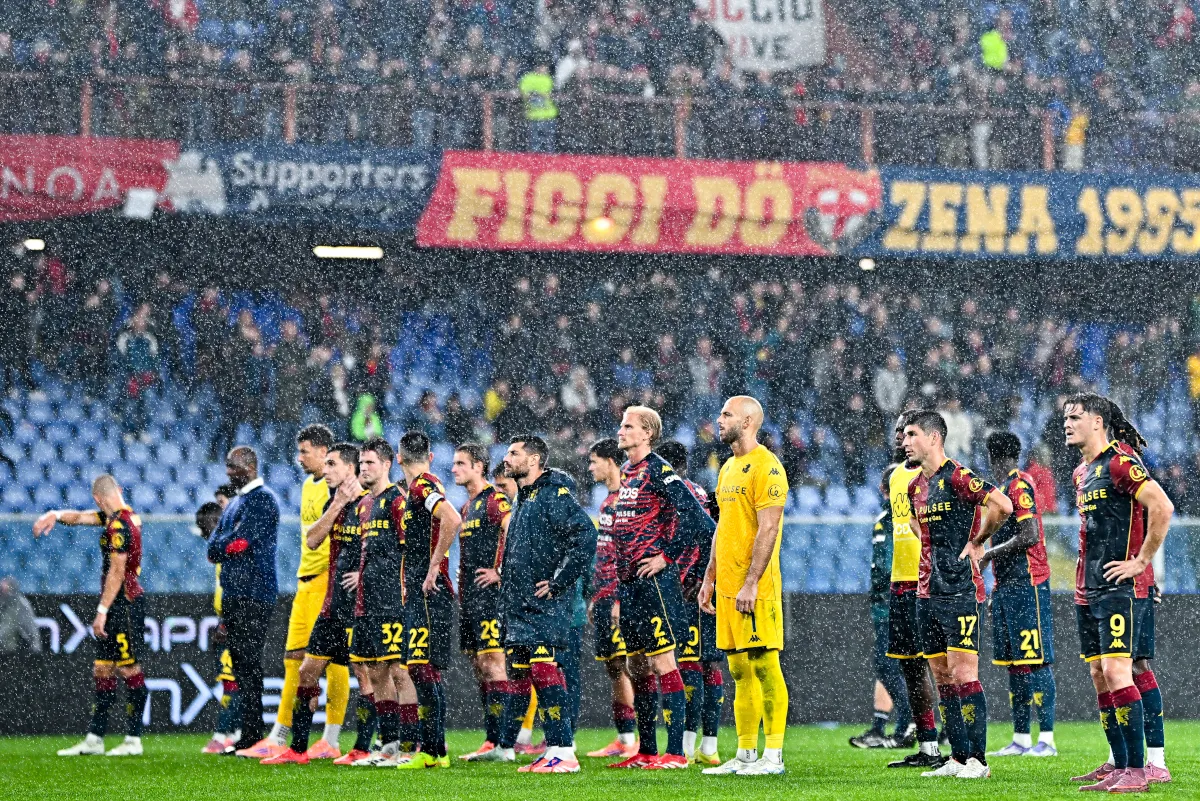 Các cầu thủ Genoa thể hiện sự thất vọng sau trận đấu Serie A giữa Genoa CFC và US Cremonese tại sân Luigi Ferraris ngày 29 tháng 10 năm 2025